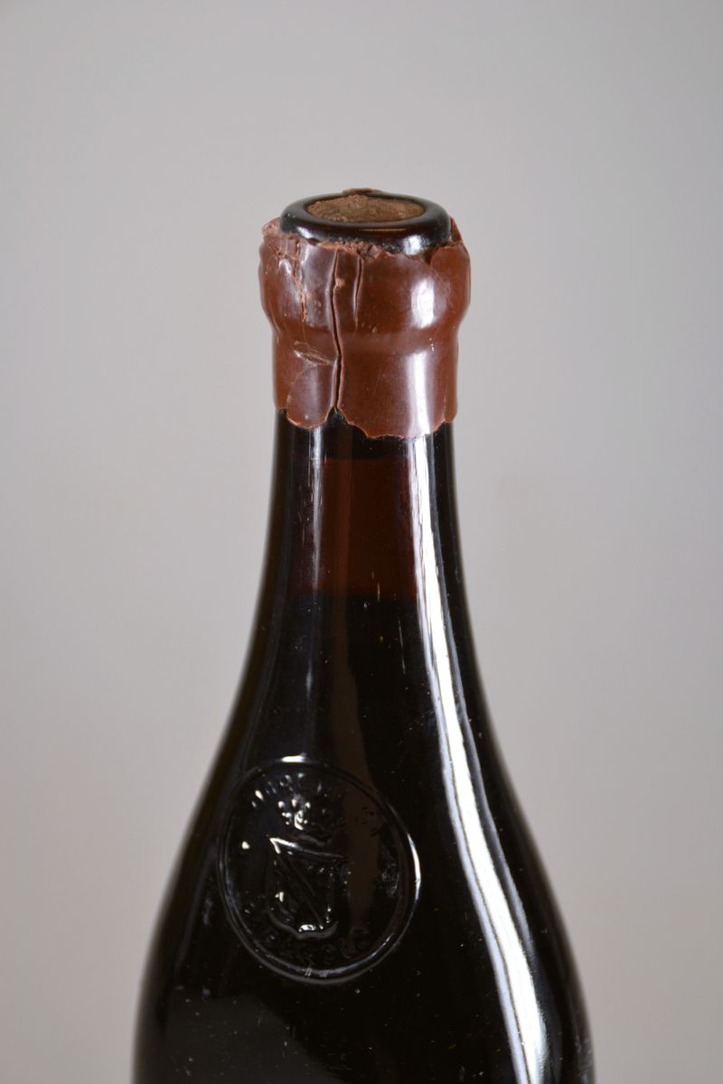 Detail a: 1945 Marchesi di Barolo Riserva della Castellana Gia Opera Pia, Riserva Della Castellana, 72cl, etwas Schwund ca. 4.5 cm , Etikett altersbedingt ...
