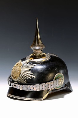 Polizei-Pickelhaube, Königreich Sachsen, um 1900, Lederkorpus mit weiß-grüner und schwarz-weiß-roter Kokarde, Spitze lose, Metallapplikationen, ...