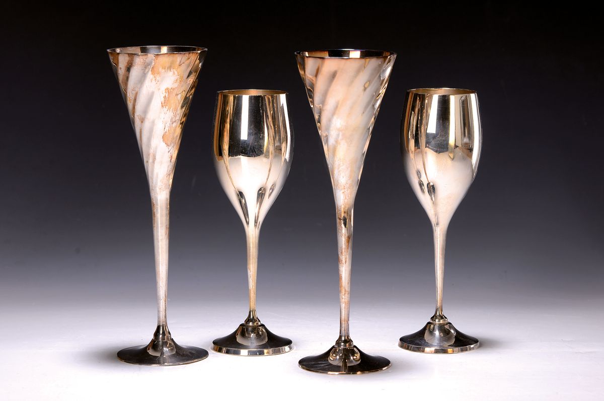 12 und 6 Sektkelche, deutsch, 1950er/60er Jahre, Metall versilbert, 12x in sich gedreht, H. ca. 24cm, 6x glatte gebauchte Form, H. je ca. 20cm
