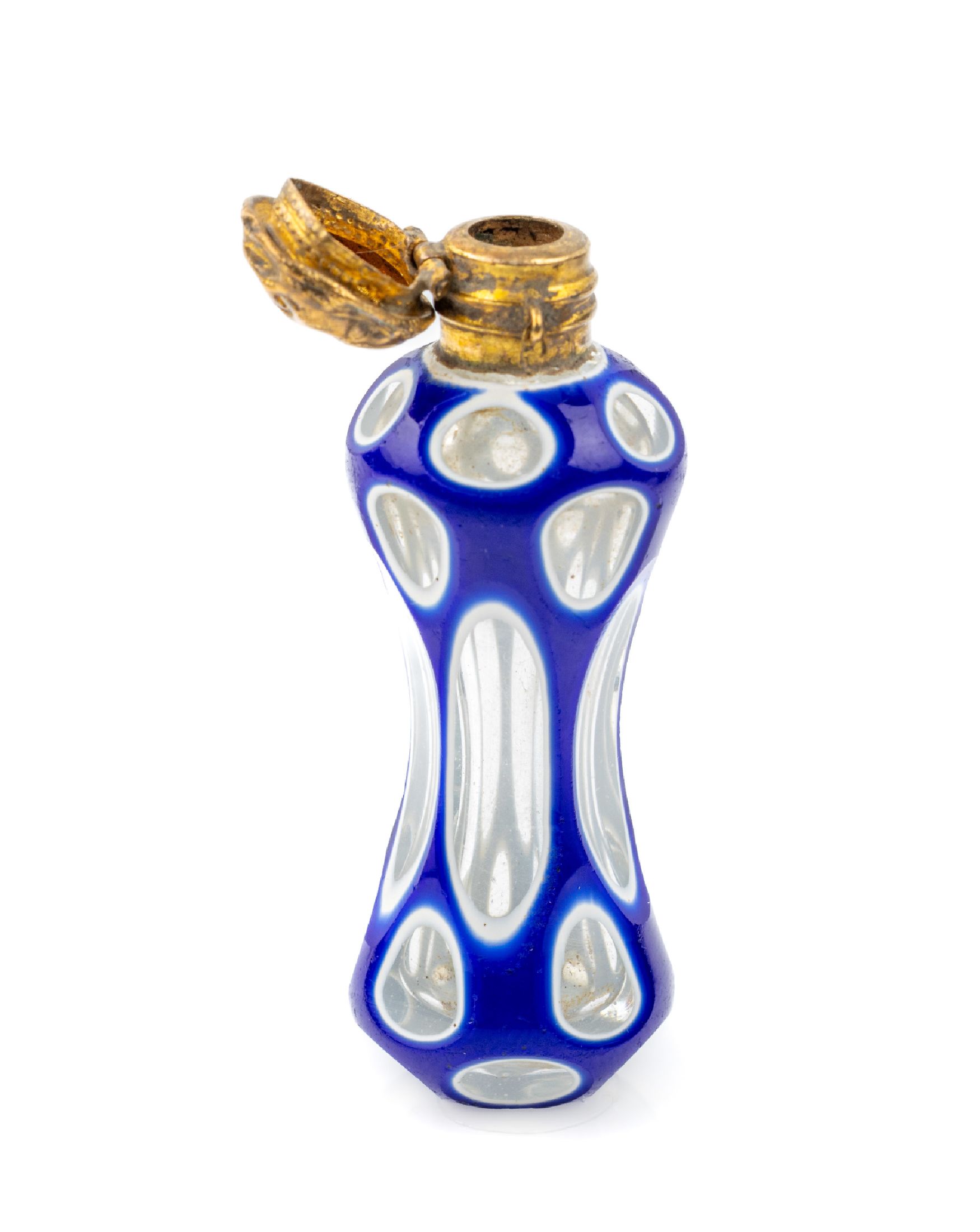 Parfumflakon, Italien Murano um 1920, taillierter Glaskorpus, Überfangglas in Weiß und Blau, geschliffen, orig. Stöpsel fehlt, Deckel mit ...