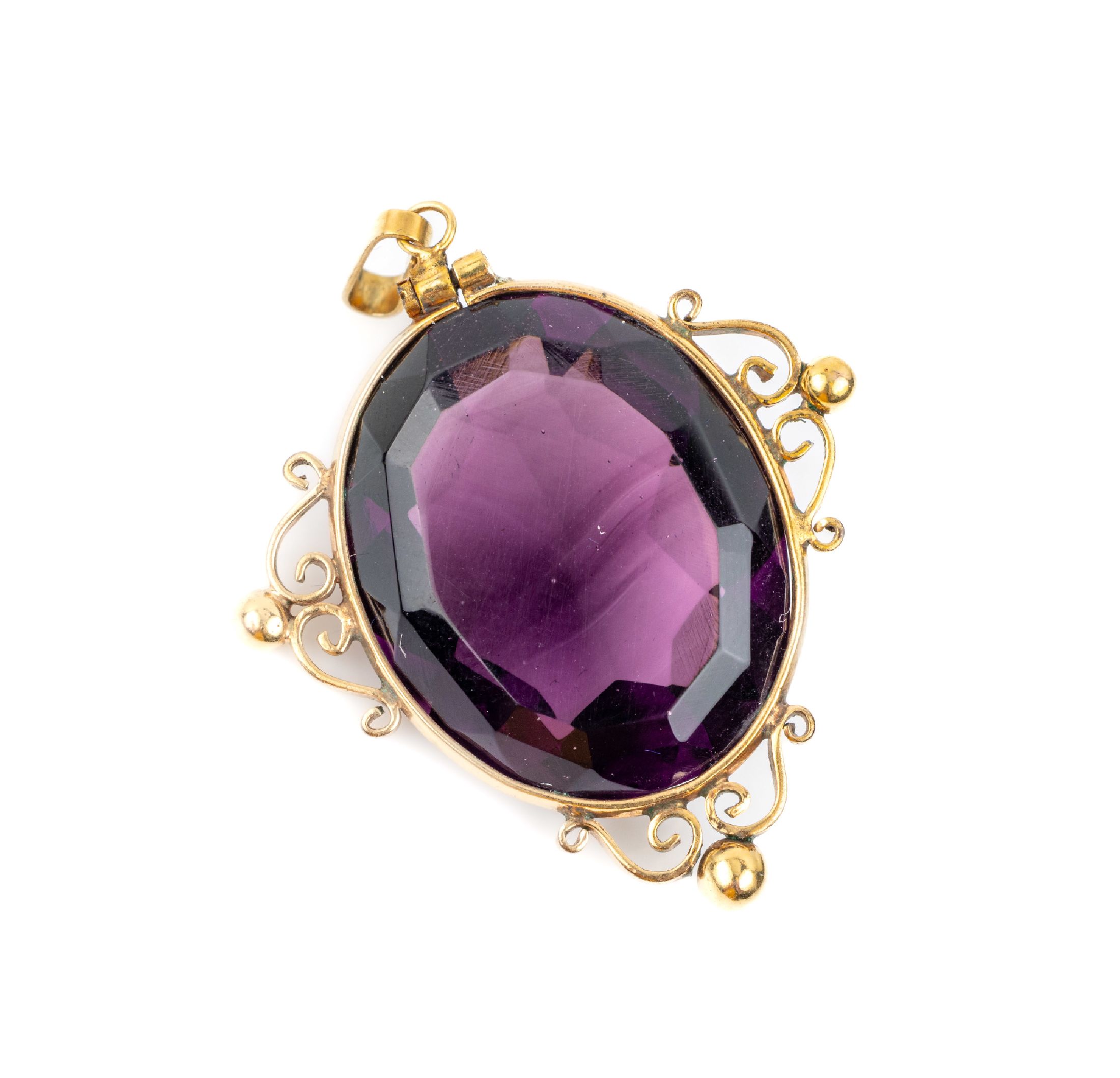 8 kt Gold Amethyst-Anhänger, GG 333/000, um 1900, schlicht mit geschwungenen Elementen,ovalfacett. Amethyst von schöner Farbe, ca. 4 x 3 cm