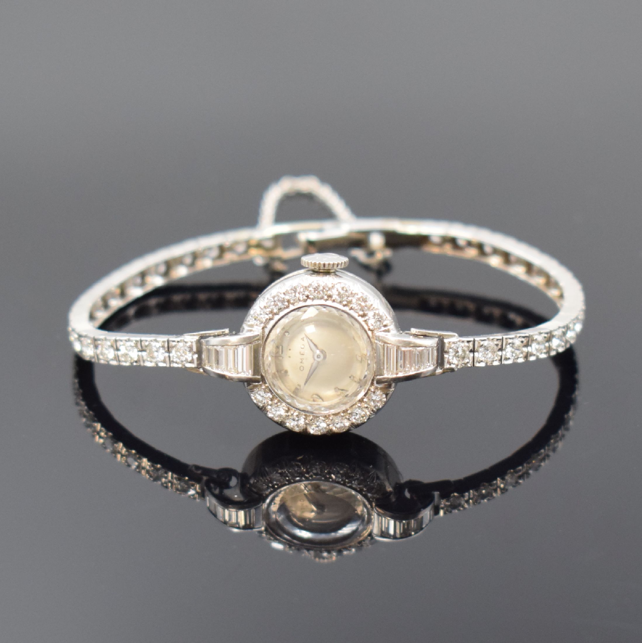 Damenschmuckuhr in WG 585/000, Schweiz um 1937, Handaufzug, Lünette wie Bandanstöße u. einzelne Bandglieder aufw. mit Diamanten bes., zus. ca. 3 ...