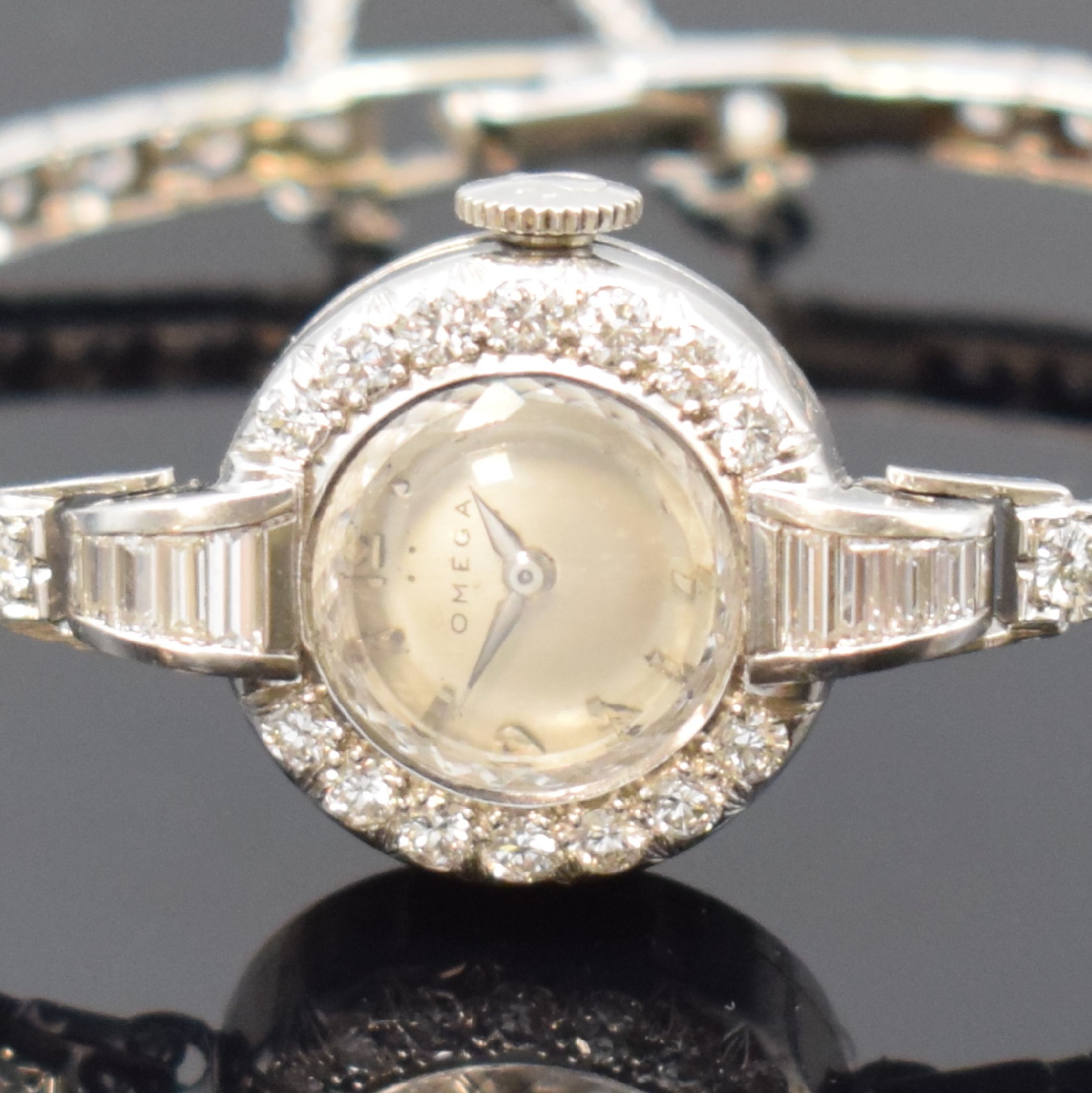 Detail a: Damenschmuckuhr in WG 585/000, Schweiz um 1937, Handaufzug, Lünette wie Bandanstöße u. einzelne Bandglieder aufw. mit Diamanten bes., zus. ca. 3 ...