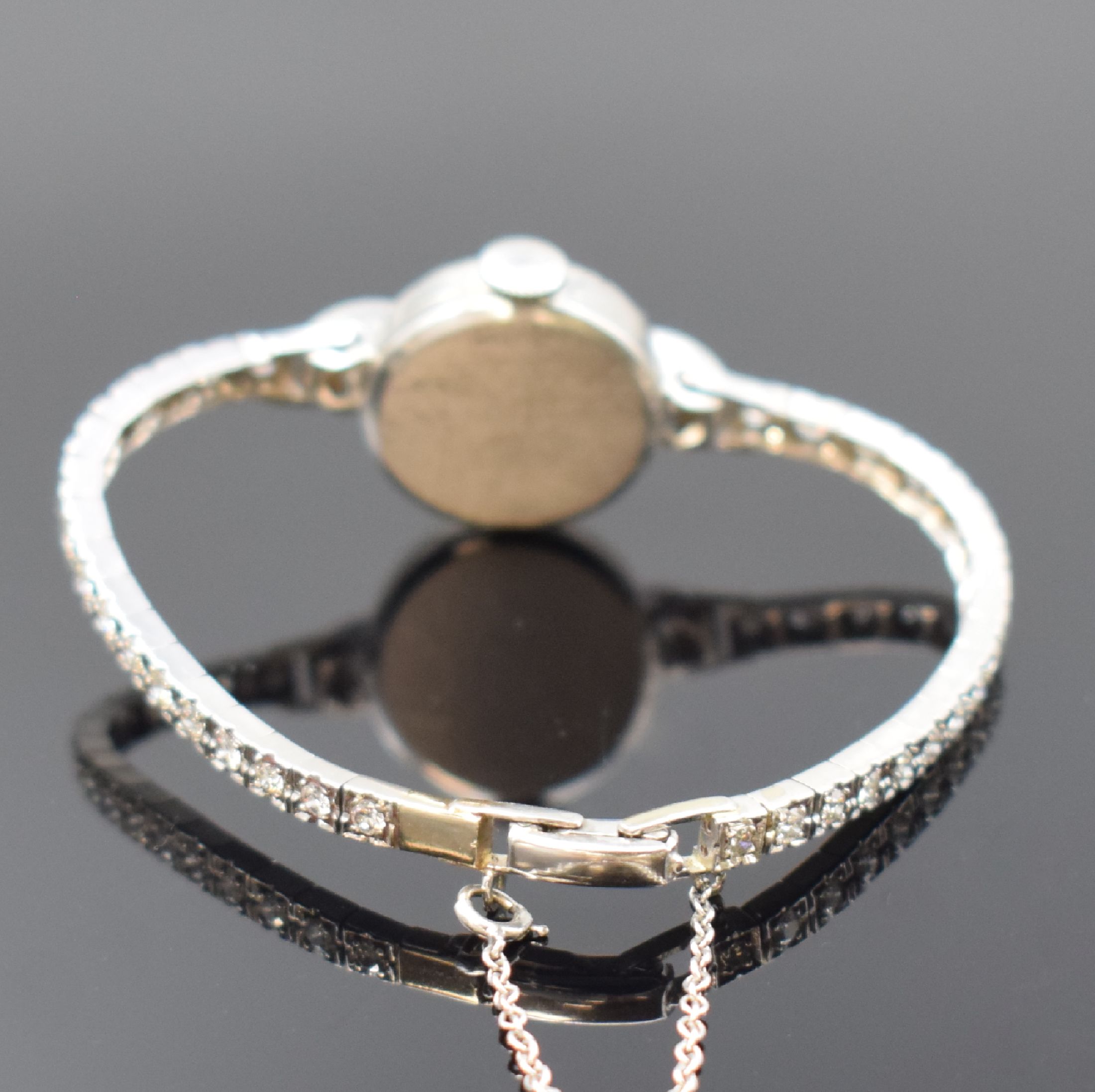 Detail b: Damenschmuckuhr in WG 585/000, Schweiz um 1937, Handaufzug, Lünette wie Bandanstöße u. einzelne Bandglieder aufw. mit Diamanten bes., zus. ca. 3 ...