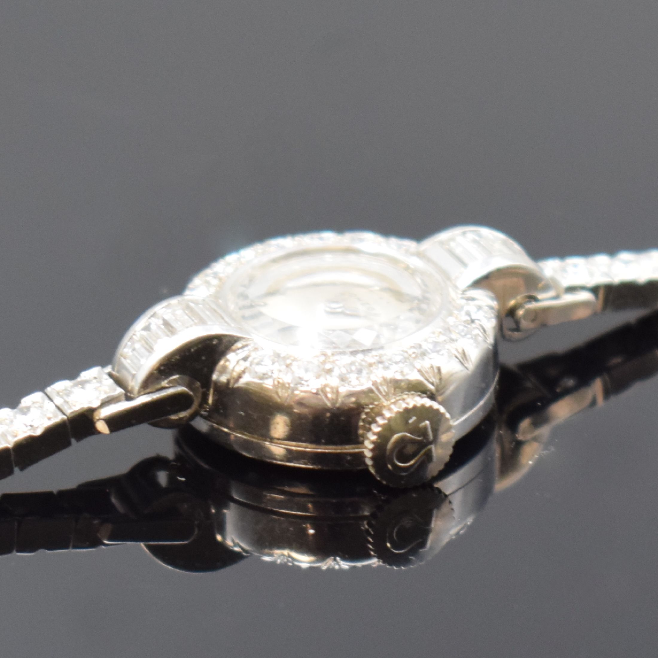 Detail c: Damenschmuckuhr in WG 585/000, Schweiz um 1937, Handaufzug, Lünette wie Bandanstöße u. einzelne Bandglieder aufw. mit Diamanten bes., zus. ca. 3 ...
