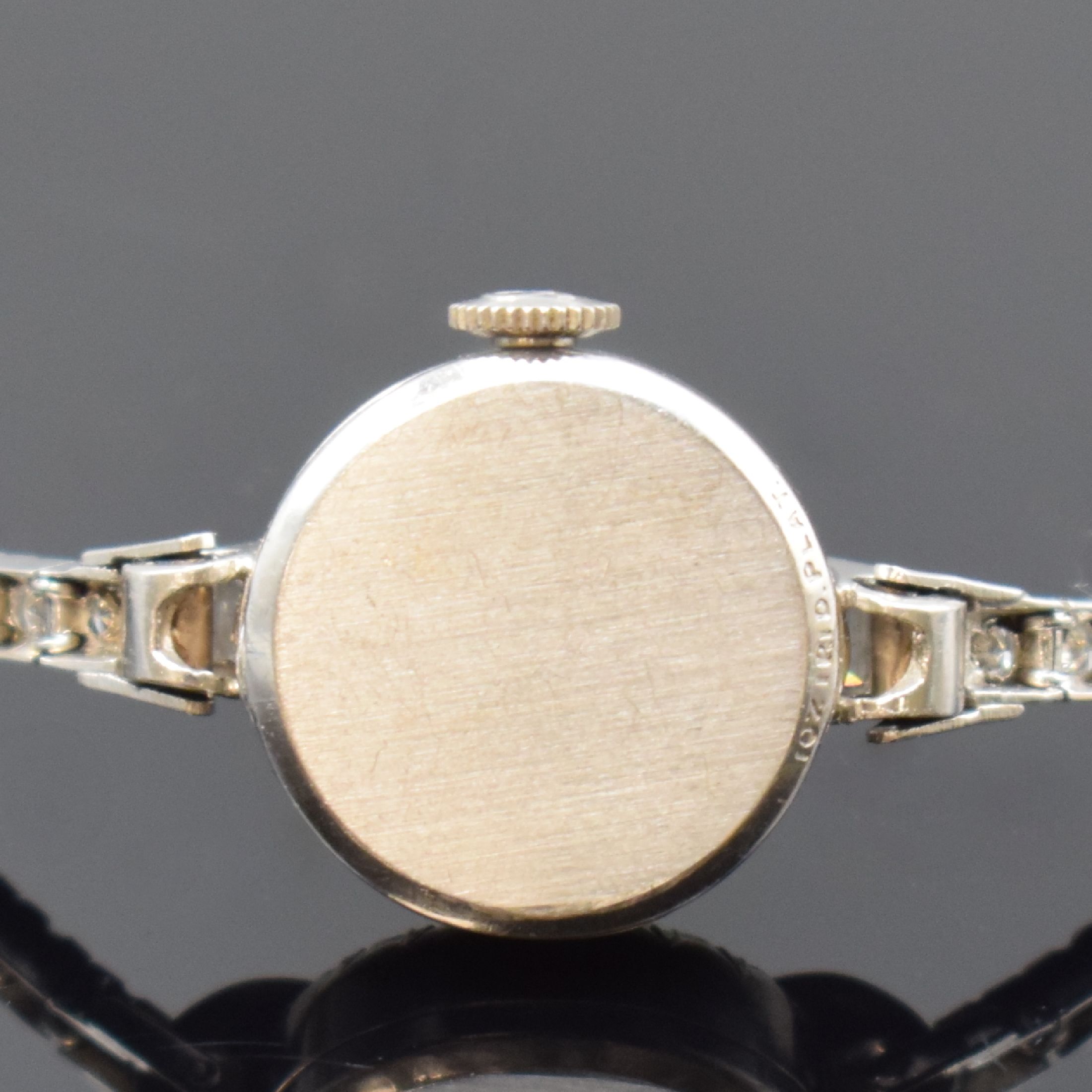 Detail d: Damenschmuckuhr in WG 585/000, Schweiz um 1937, Handaufzug, Lünette wie Bandanstöße u. einzelne Bandglieder aufw. mit Diamanten bes., zus. ca. 3 ...