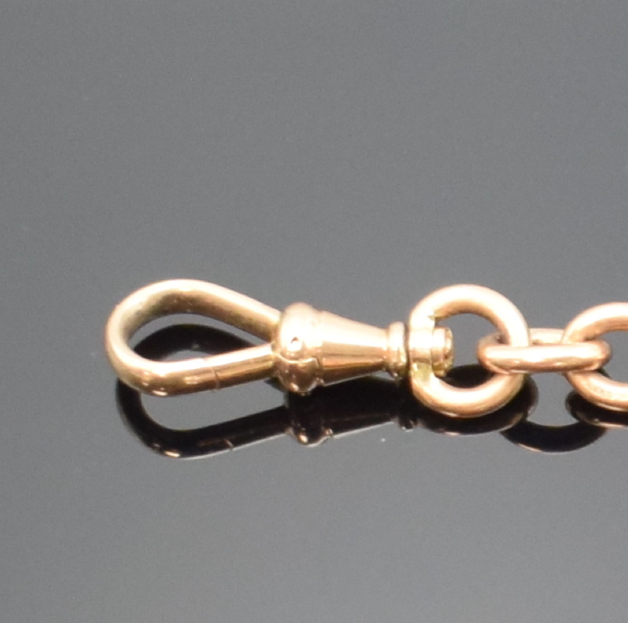 Detail a: Schwere Taschenuhrkette in RG 585/000 mit Petschaft, um 1900, massive Panzerkette mit leichtem Verlauf, Karabiner und Federring, Petschaft-Anhänger ...