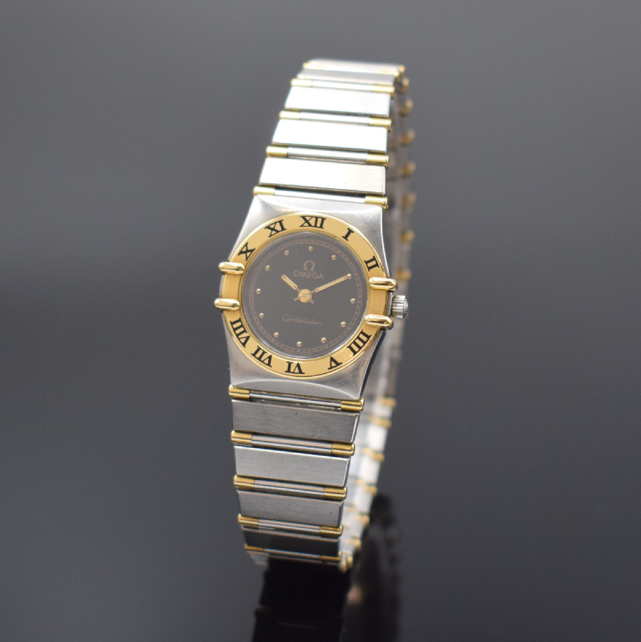 OMEGA Constellation Damenarmbanduhr in Stahl/ Gold Referenz 795.1080, Schweiz um 1990, quarz, gedr. Geh., integriertes orig. Band, Goldlünette m. ...