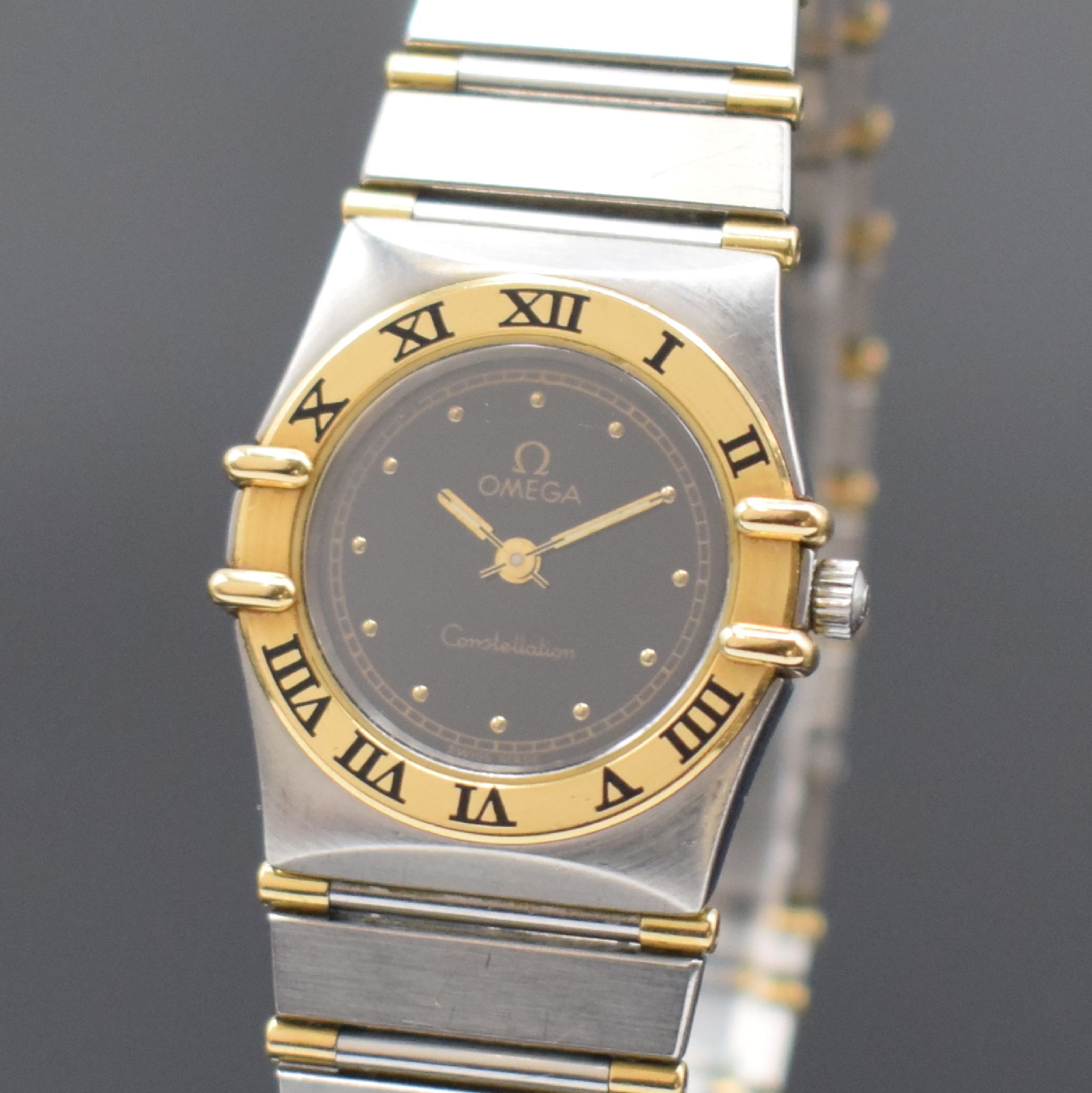 Detail a: OMEGA Constellation Damenarmbanduhr in Stahl/ Gold Referenz 795.1080, Schweiz um 1990, quarz, gedr. Geh., integriertes orig. Band, Goldlünette m. ...