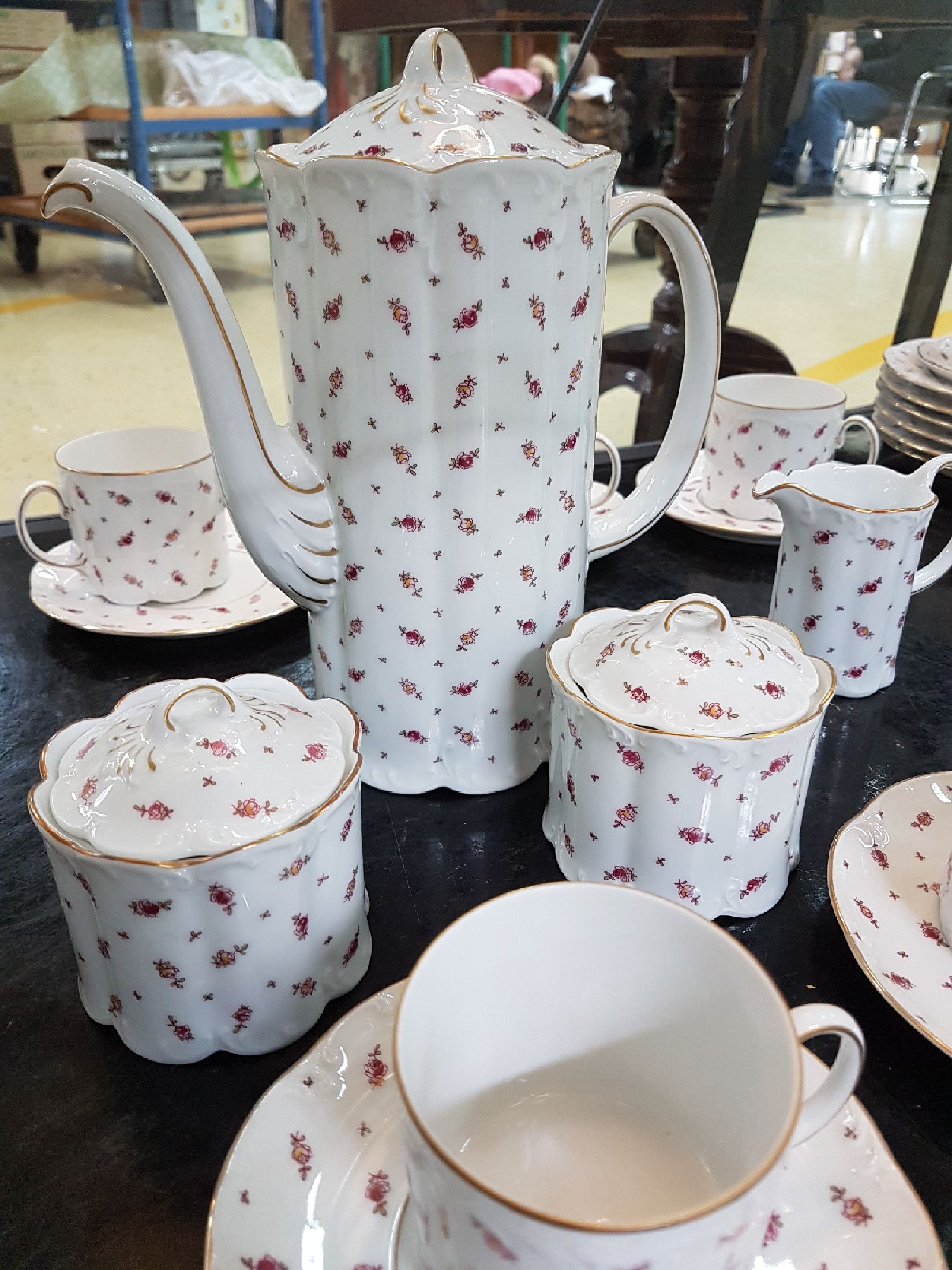Detail a: Kaffeeservice, Rosenthal, Classic Rose, Streublümchendekor, Porzellan, für 13 Personen, 14 Kuchenteller D. 19,5 cm, 13 Tassen mit UT, Kaffeekanne, ...