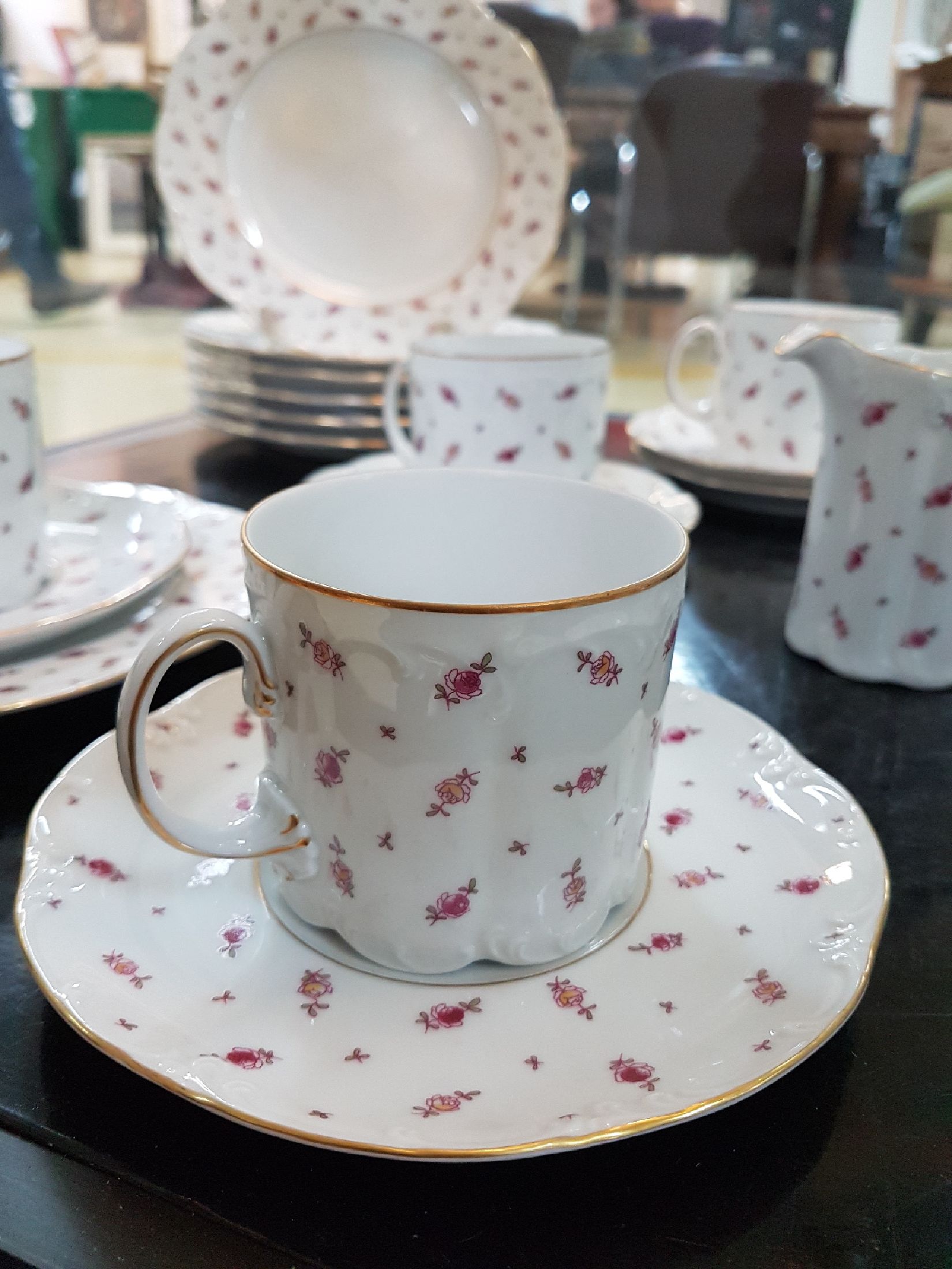 Detail b: Kaffeeservice, Rosenthal, Classic Rose, Streublümchendekor, Porzellan, für 13 Personen, 14 Kuchenteller D. 19,5 cm, 13 Tassen mit UT, Kaffeekanne, ...