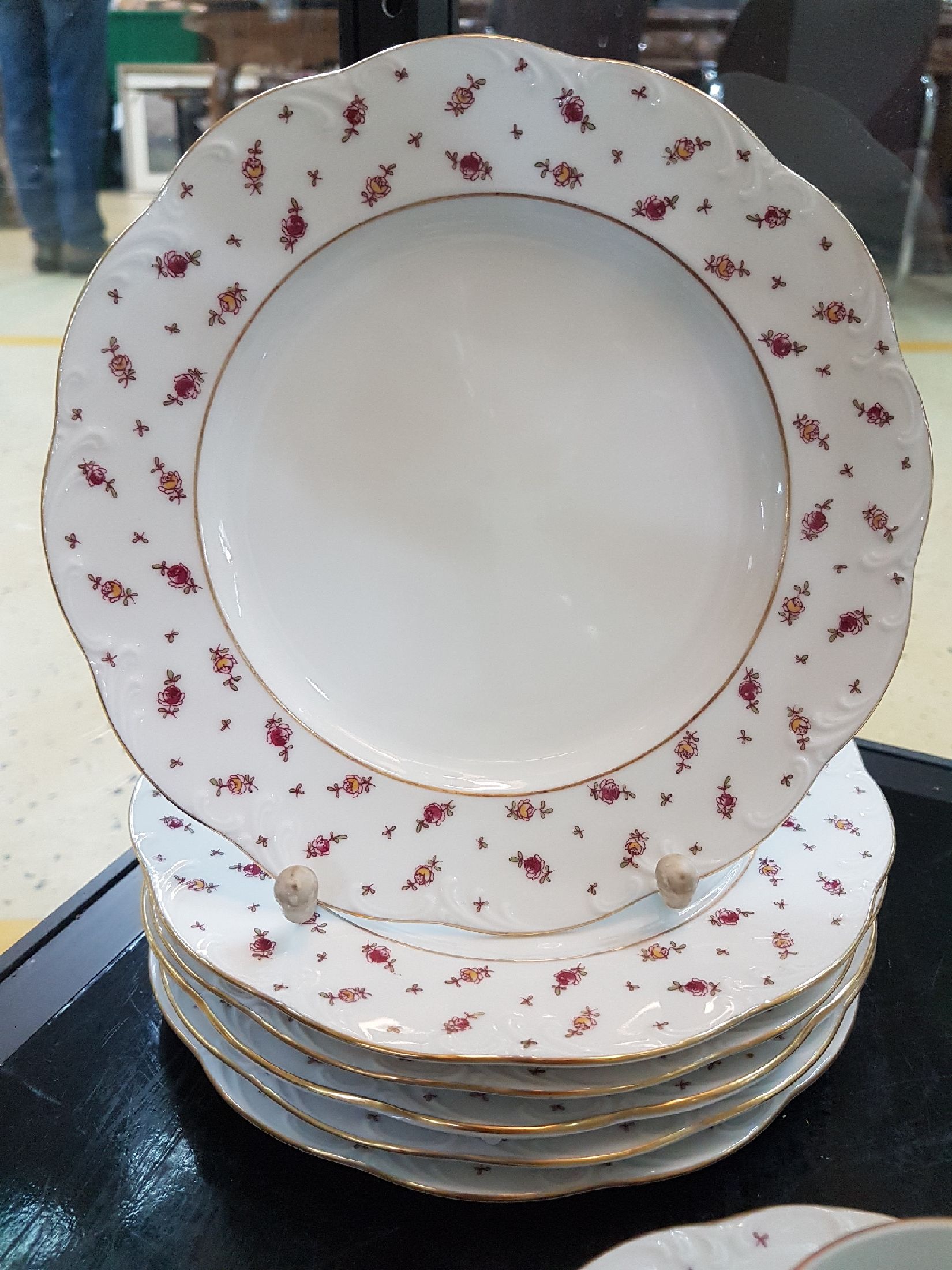 Detail c: Kaffeeservice, Rosenthal, Classic Rose, Streublümchendekor, Porzellan, für 13 Personen, 14 Kuchenteller D. 19,5 cm, 13 Tassen mit UT, Kaffeekanne, ...