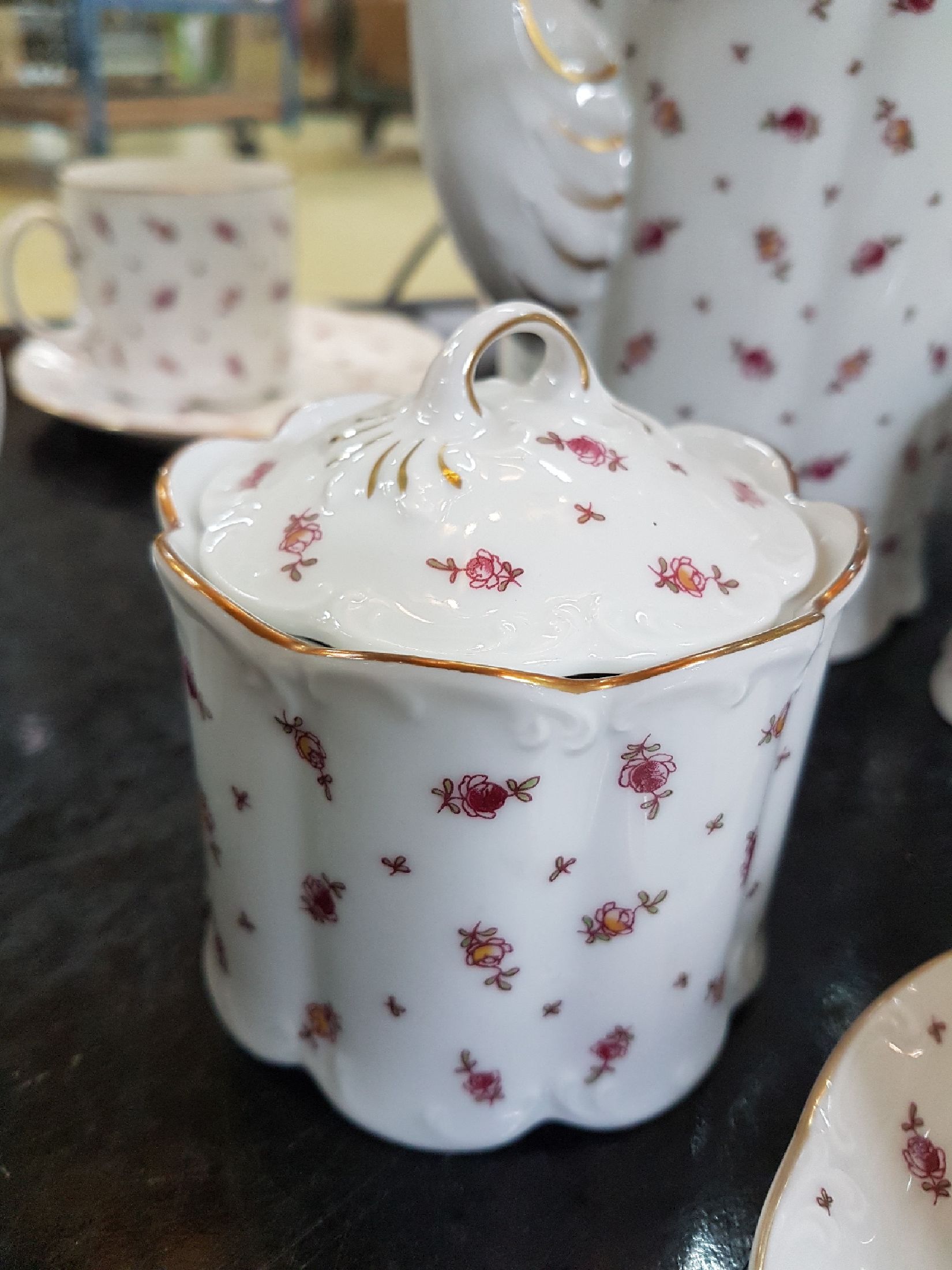 Detail d: Kaffeeservice, Rosenthal, Classic Rose, Streublümchendekor, Porzellan, für 13 Personen, 14 Kuchenteller D. 19,5 cm, 13 Tassen mit UT, Kaffeekanne, ...