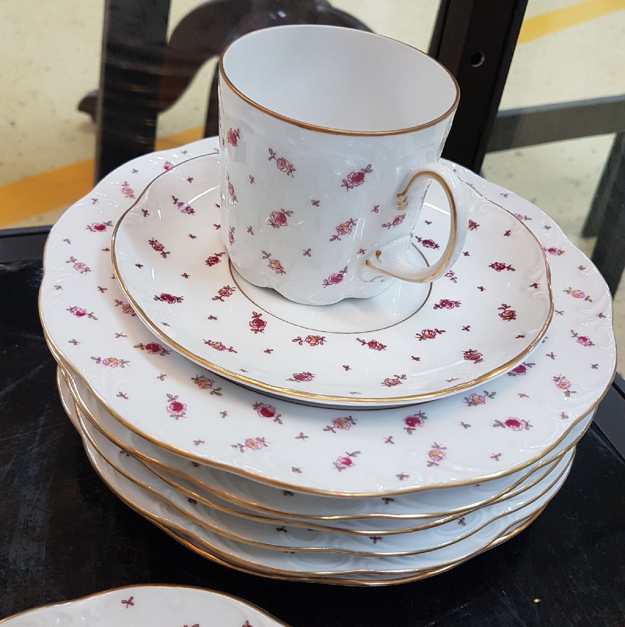 Detail e: Kaffeeservice, Rosenthal, Classic Rose, Streublümchendekor, Porzellan, für 13 Personen, 14 Kuchenteller D. 19,5 cm, 13 Tassen mit UT, Kaffeekanne, ...