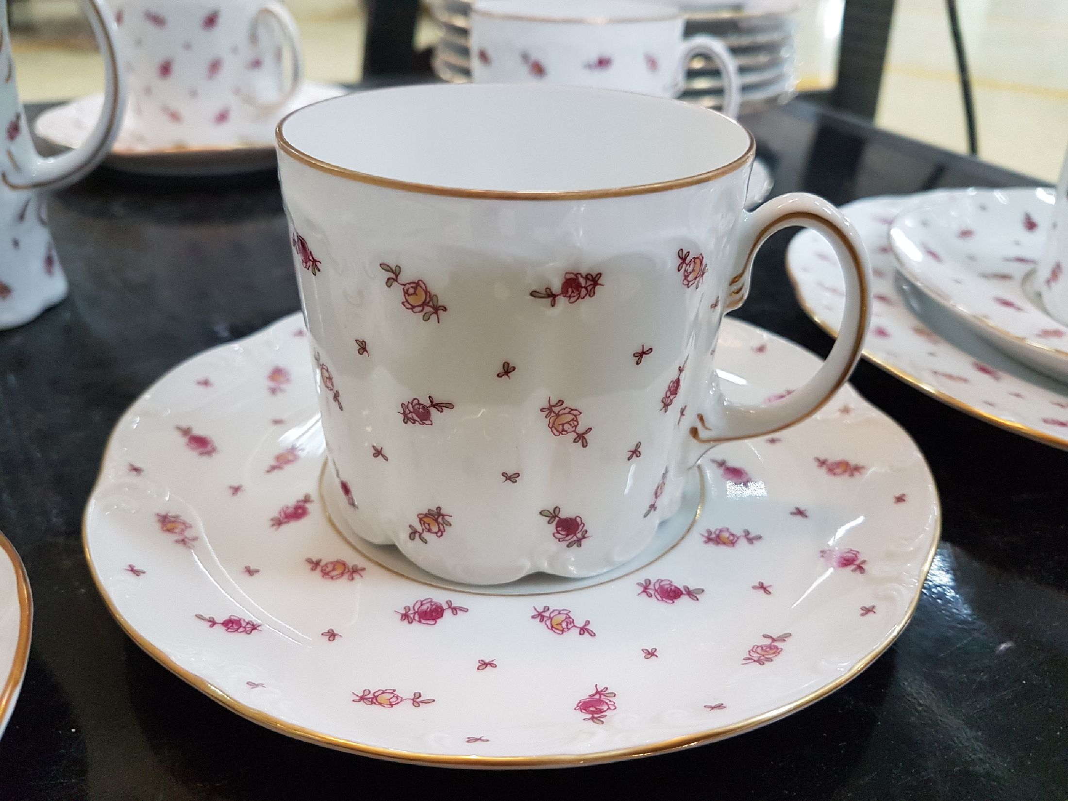 Detail f: Kaffeeservice, Rosenthal, Classic Rose, Streublümchendekor, Porzellan, für 13 Personen, 14 Kuchenteller D. 19,5 cm, 13 Tassen mit UT, Kaffeekanne, ...