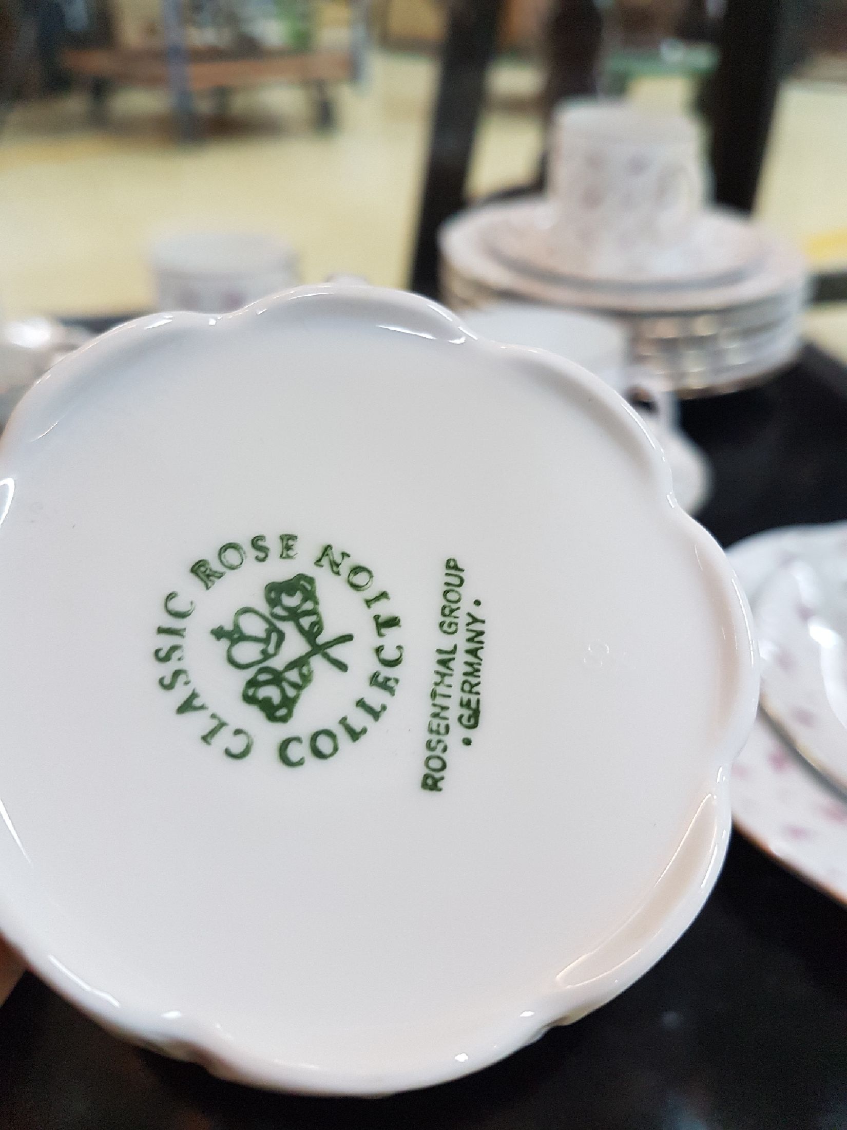 Detail g: Kaffeeservice, Rosenthal, Classic Rose, Streublümchendekor, Porzellan, für 13 Personen, 14 Kuchenteller D. 19,5 cm, 13 Tassen mit UT, Kaffeekanne, ...