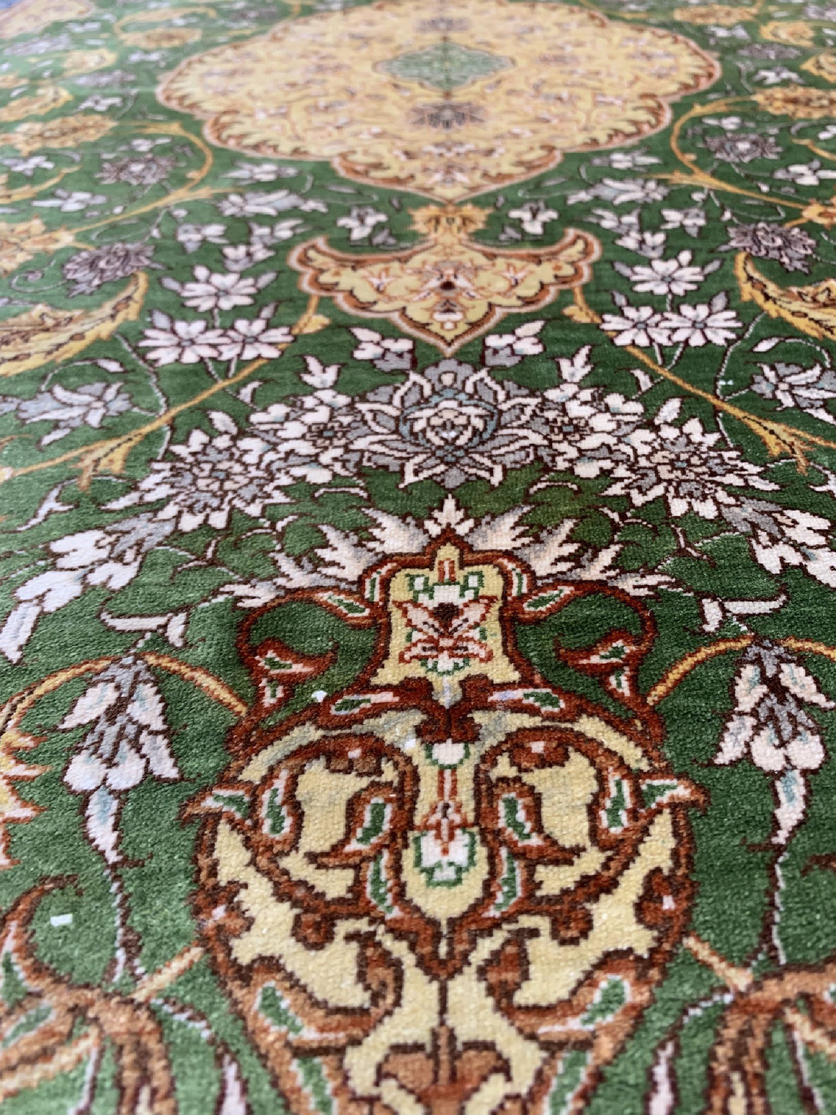 Detail d: Ghom Seide fein, signiert, Persien, ca. 50 Jahre, reine Naturseide, ca. 151 x 100 cm, ca.1,0 Mio. Kn/qm, gereinigt, EHZ: 1-2.