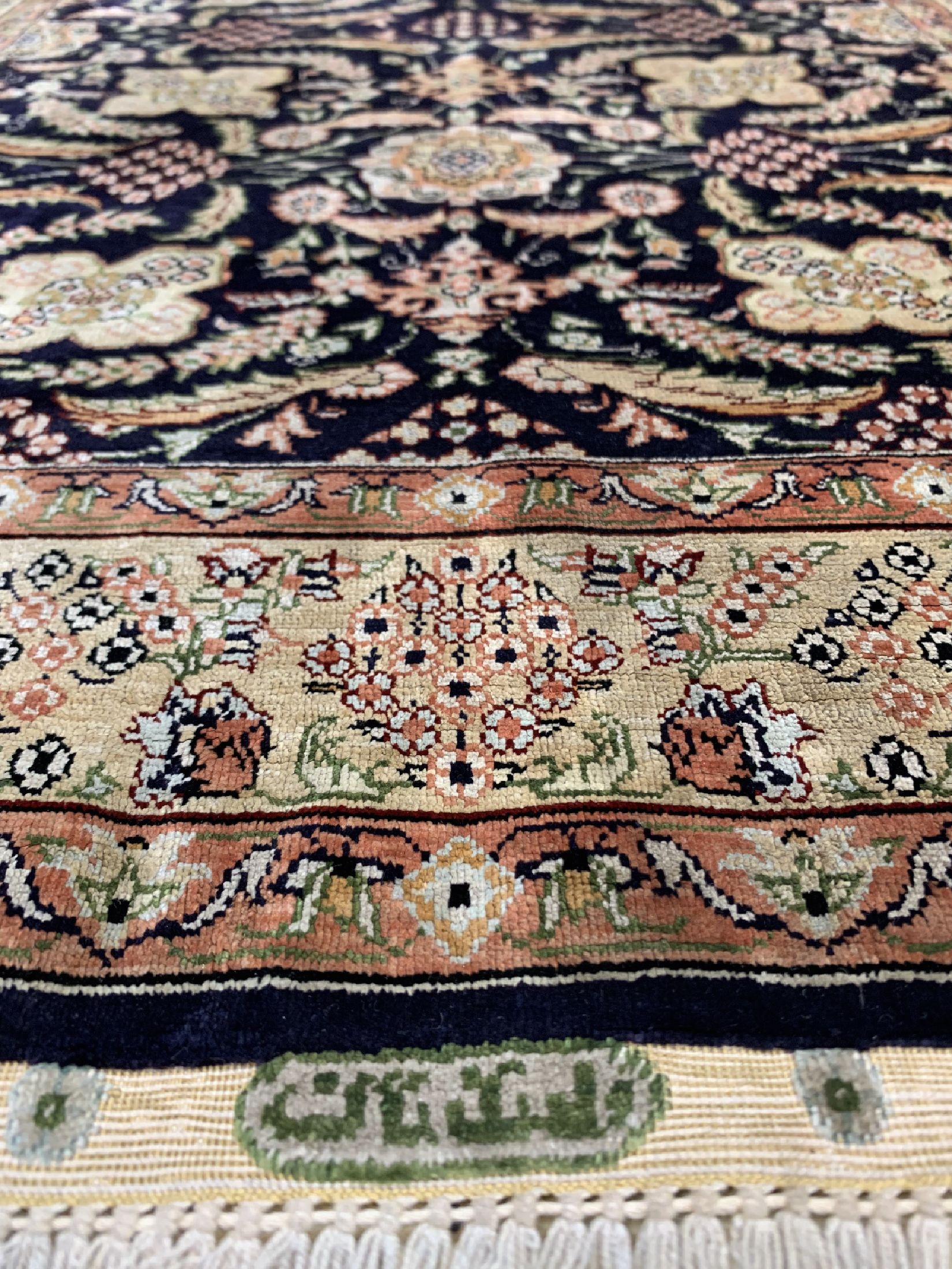 Detail c: Hereke Seide fein signiert, Türkei, ca. 50 Jahre, reine Naturseide, ca. 93 x 62 cm, EHZ: 1-2