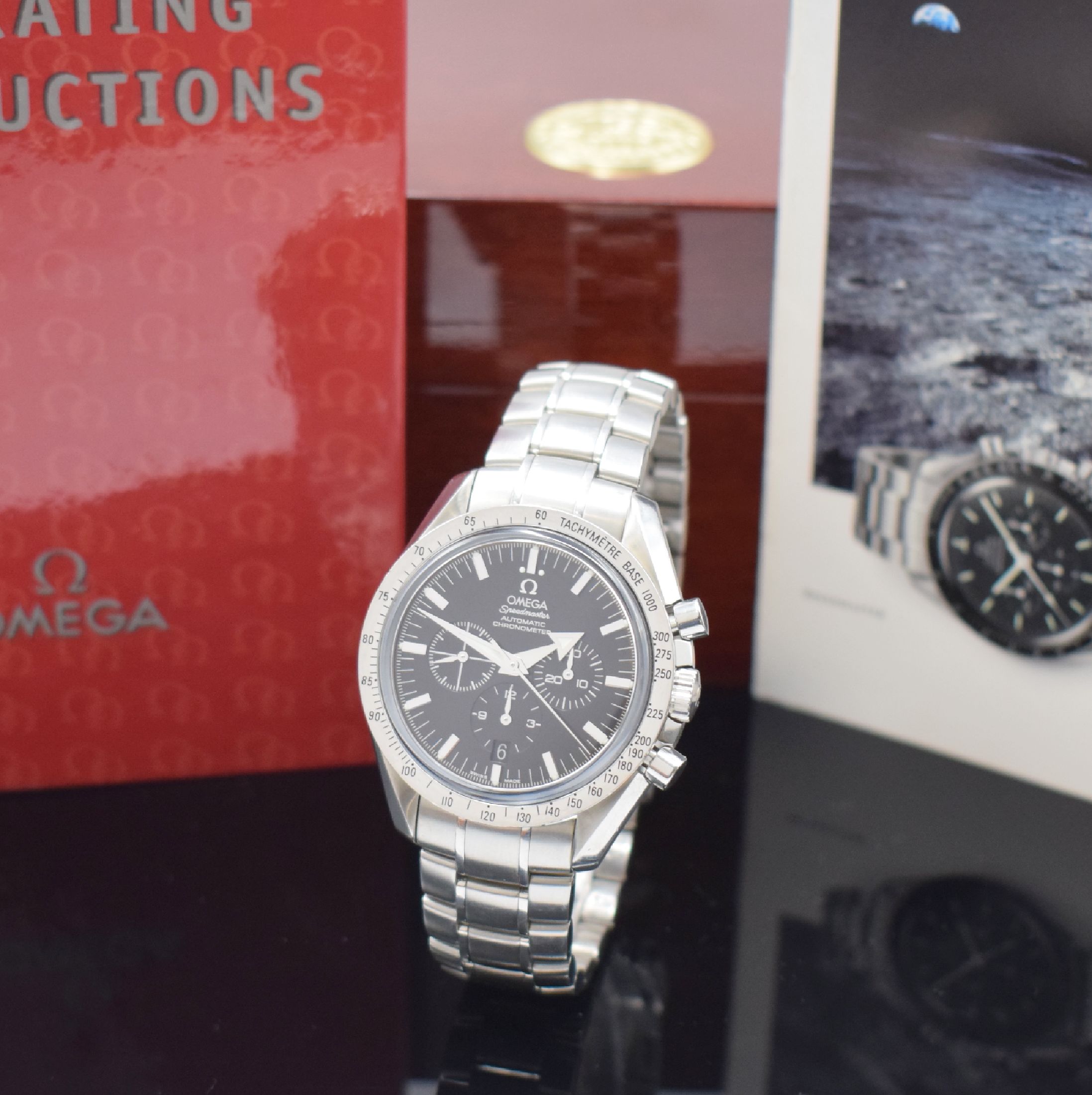 OMEGA Speedmaster Broad Arrow Schaltradchronograph in Stahl, Schweiz um 2005, Automatik, verschr. Geh. m. Saphirglas, orig. Gliederband, grav. ...