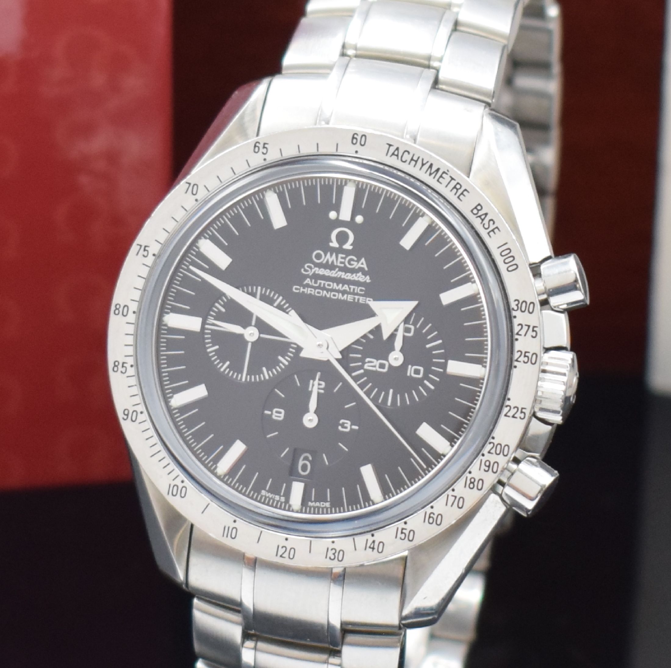 Detail a: OMEGA Speedmaster Broad Arrow Schaltradchronograph in Stahl, Schweiz um 2005, Automatik, verschr. Geh. m. Saphirglas, orig. Gliederband, grav. ...