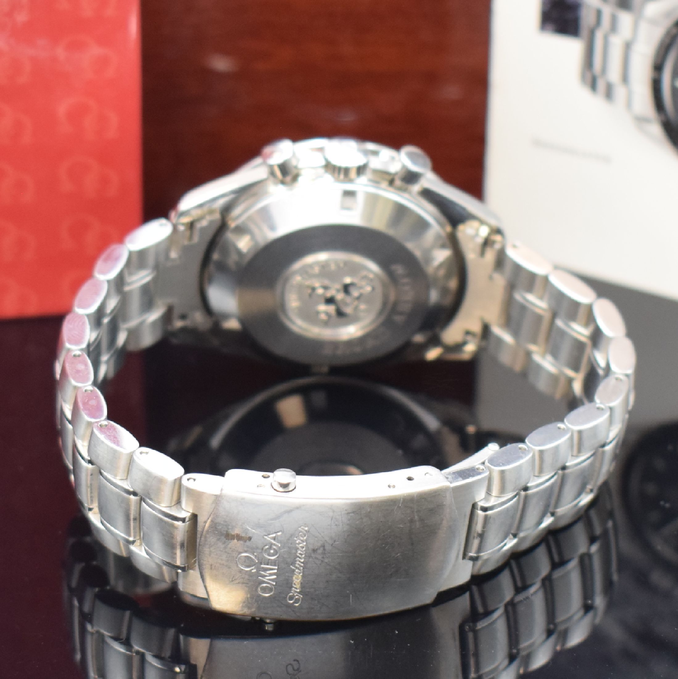 Detail b: OMEGA Speedmaster Broad Arrow Schaltradchronograph in Stahl, Schweiz um 2005, Automatik, verschr. Geh. m. Saphirglas, orig. Gliederband, grav. ...
