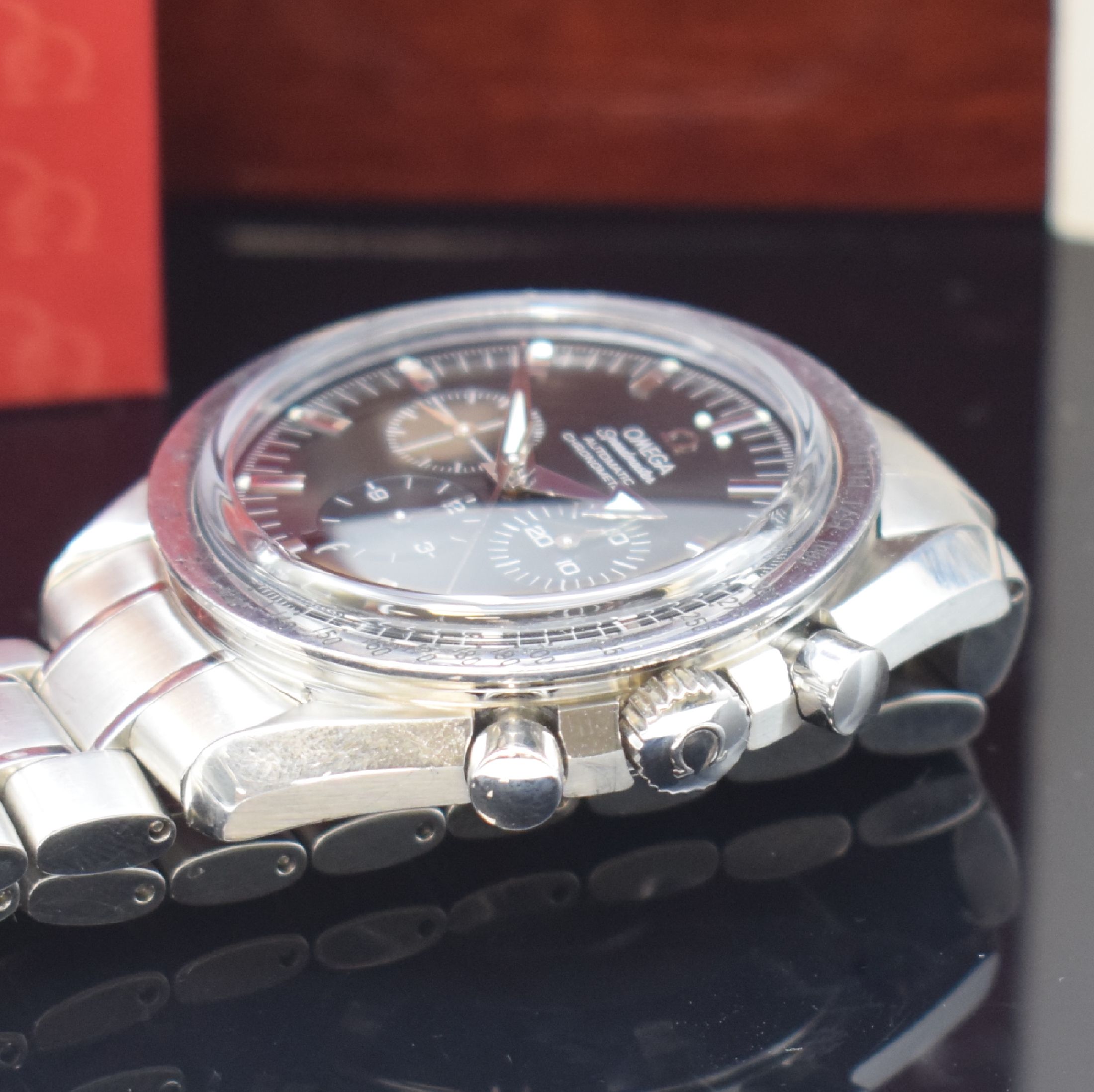 Detail c: OMEGA Speedmaster Broad Arrow Schaltradchronograph in Stahl, Schweiz um 2005, Automatik, verschr. Geh. m. Saphirglas, orig. Gliederband, grav. ...