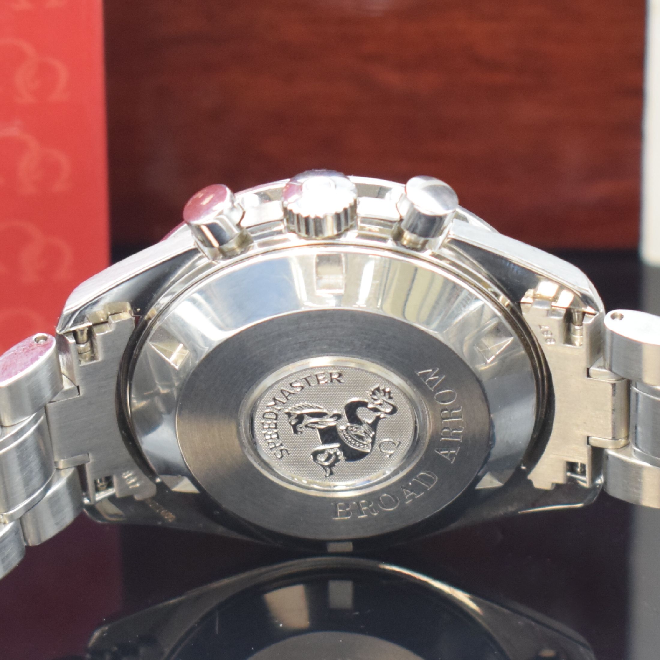 Detail d: OMEGA Speedmaster Broad Arrow Schaltradchronograph in Stahl, Schweiz um 2005, Automatik, verschr. Geh. m. Saphirglas, orig. Gliederband, grav. ...
