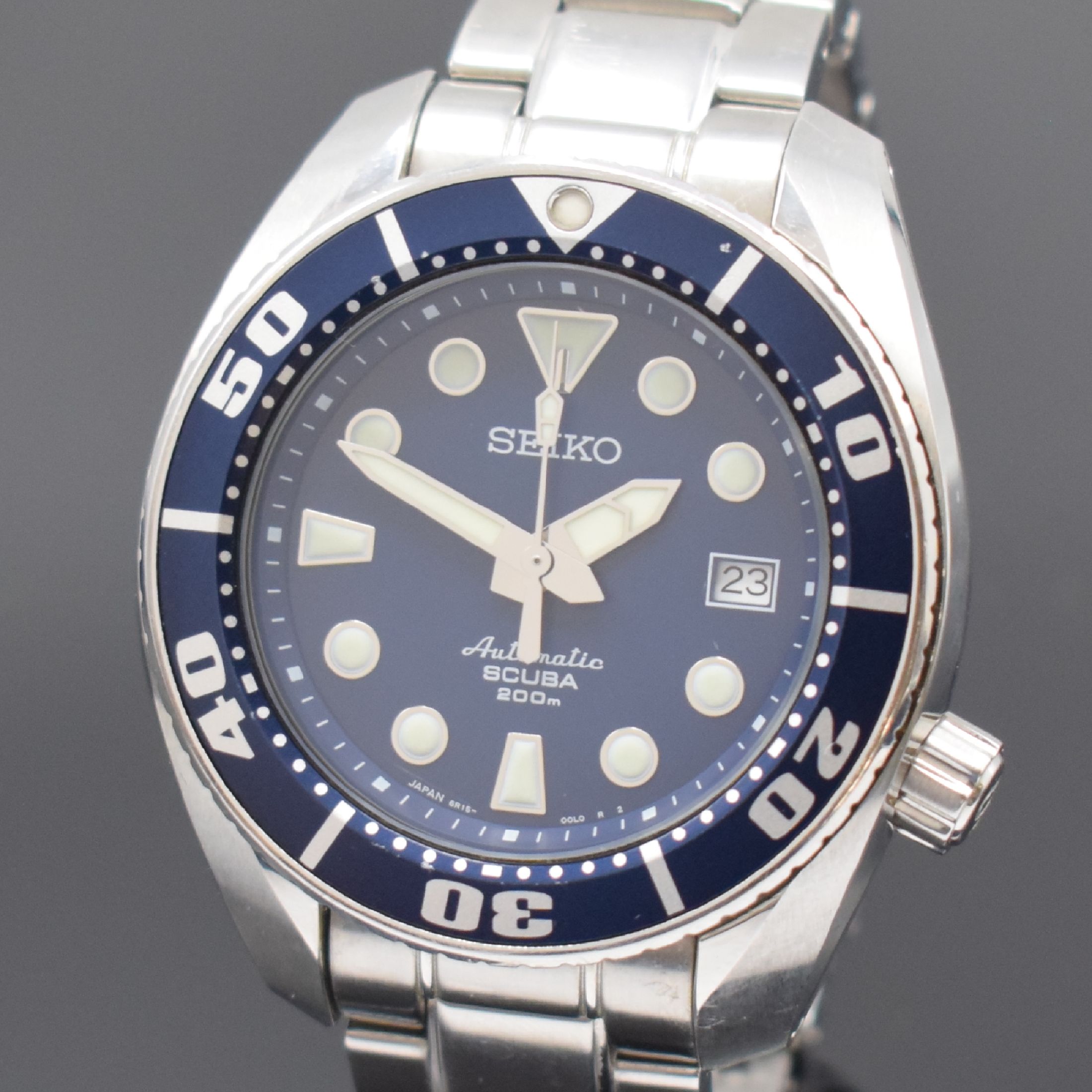Detail a: SEIKO Scuba Automatic Taucheruhr in Stahl/ Stahlband, Japan um 2010, massives Geh. Ref. 6R15-00G0 am orig. Stahlband m. Faltschl., Boden u. Krone ...