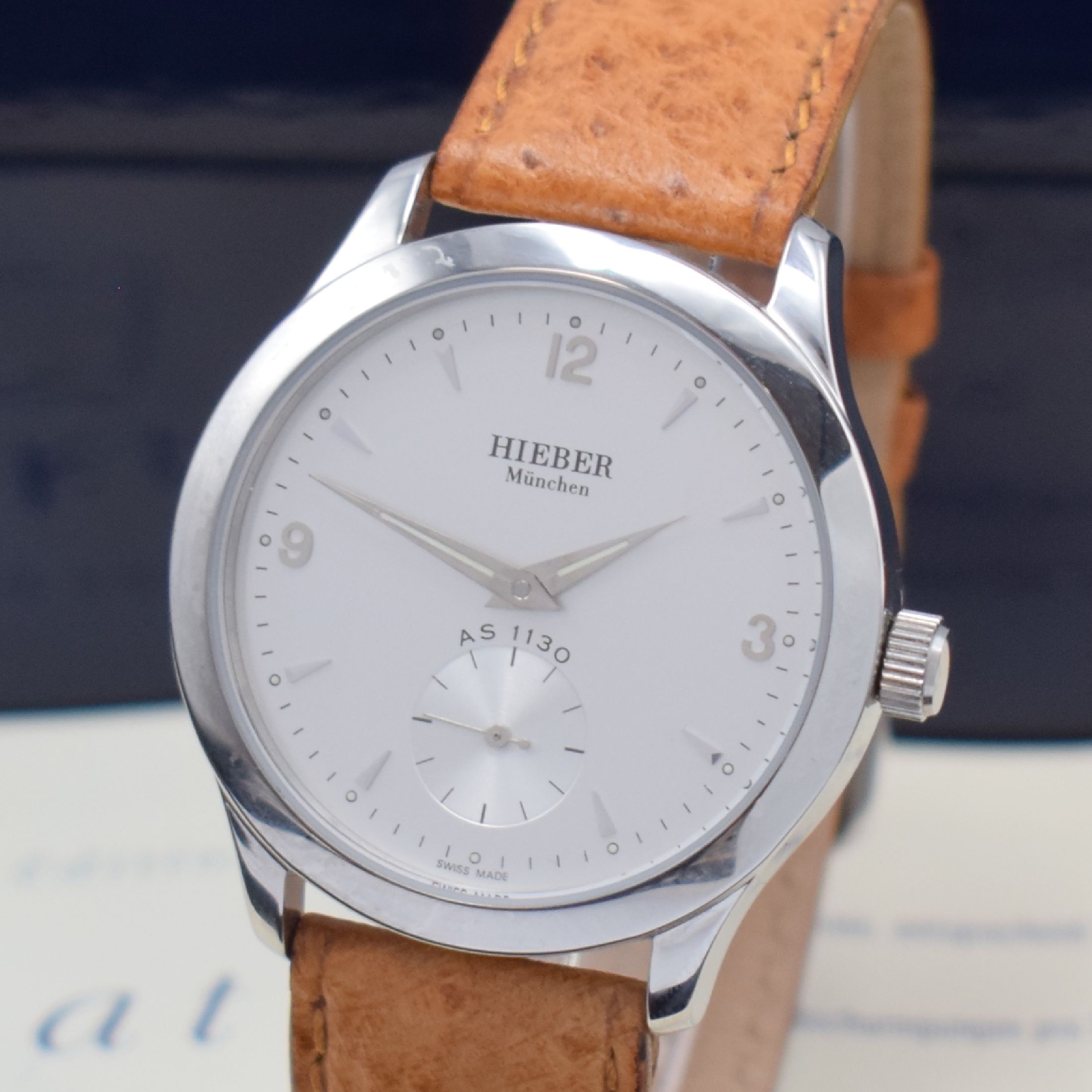 Detail a: HIEBER München limitierte Jubiläums-Armbanduhr in Stahl Kaliber AS 1130, Schweiz lt. orig.Papier verk. 2001, Handaufzug, beids. vergl. Geh., Boden ...