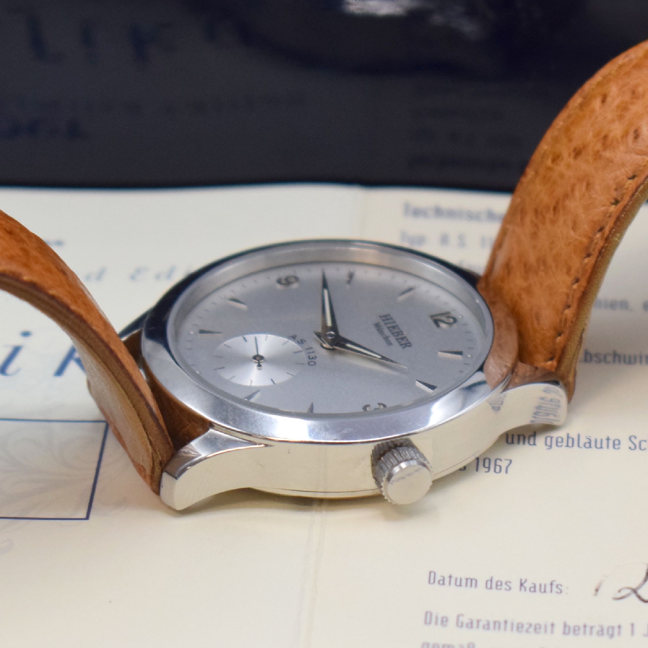 Detail b: HIEBER München limitierte Jubiläums-Armbanduhr in Stahl Kaliber AS 1130, Schweiz lt. orig.Papier verk. 2001, Handaufzug, beids. vergl. Geh., Boden ...