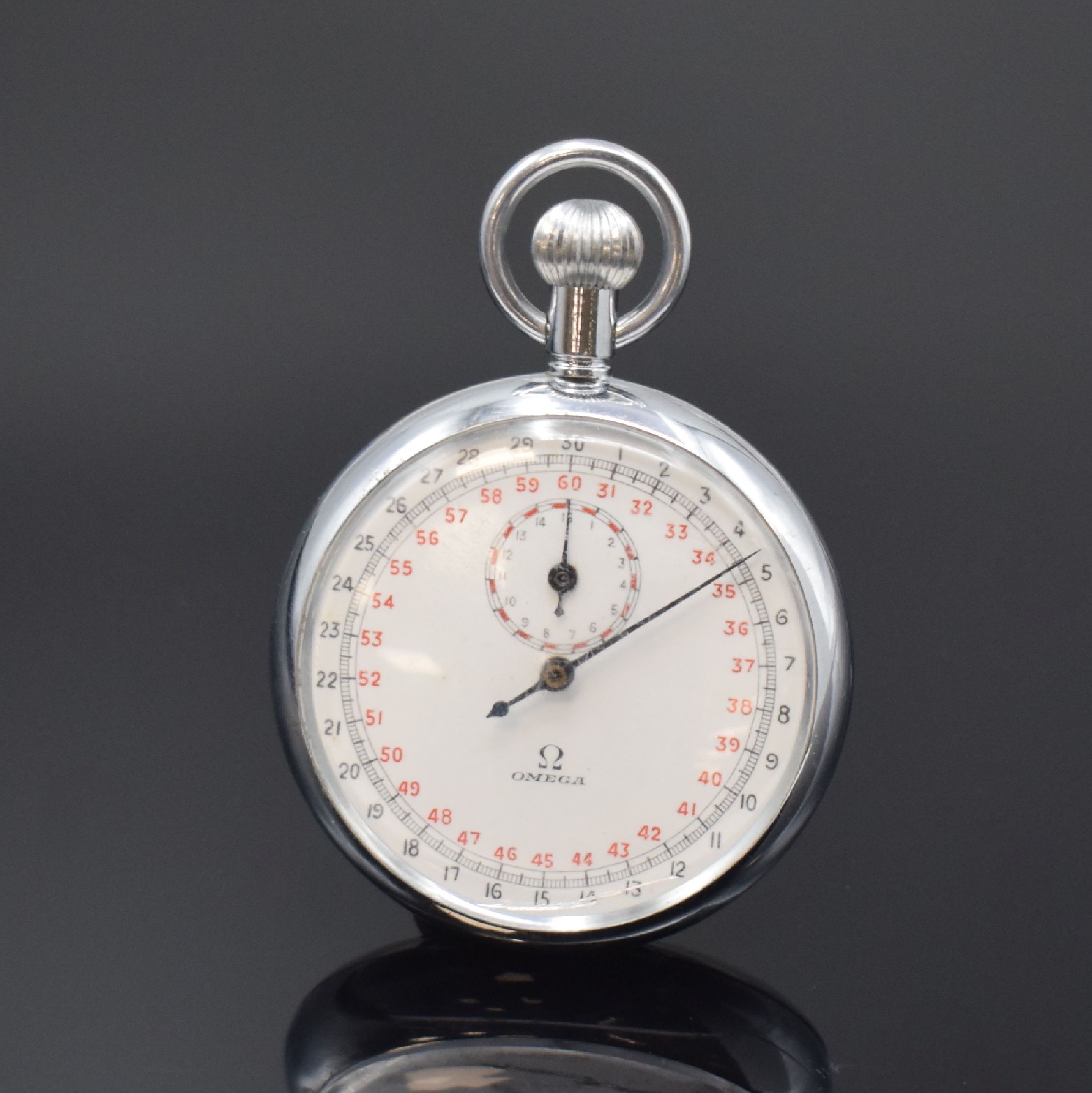 OMEGA Stoppuhr im verchromten Gehäuse, Schweiz um 1940, Scharniergeh. m. aufgedr. Lünette, Emailzifferbl., 15-Min.-Zähler b. 12, gebl. orig. ...