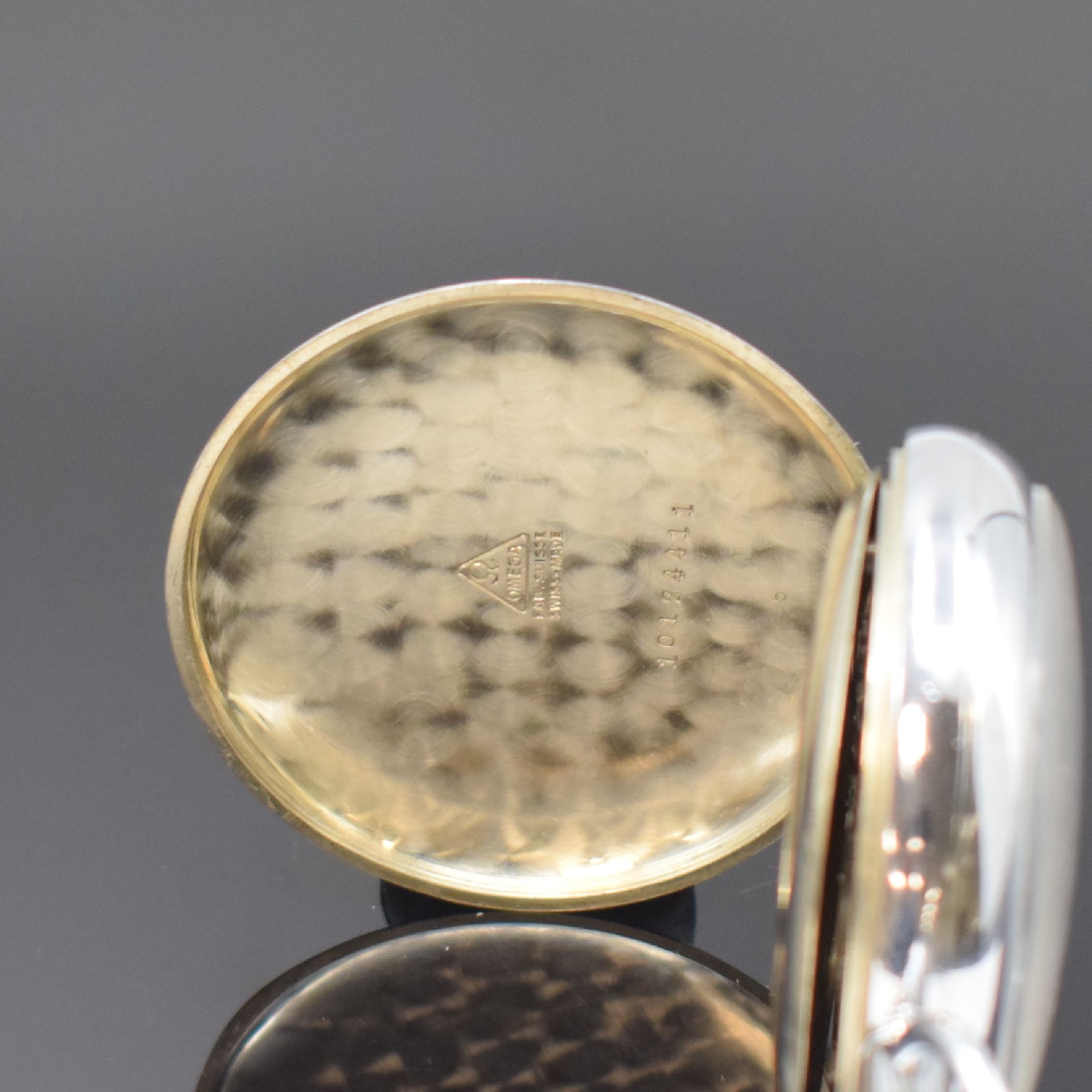 Detail b: OMEGA Stoppuhr im verchromten Gehäuse, Schweiz um 1940, Scharniergeh. m. aufgedr. Lünette, Emailzifferbl., 15-Min.-Zähler b. 12, gebl. orig. ...