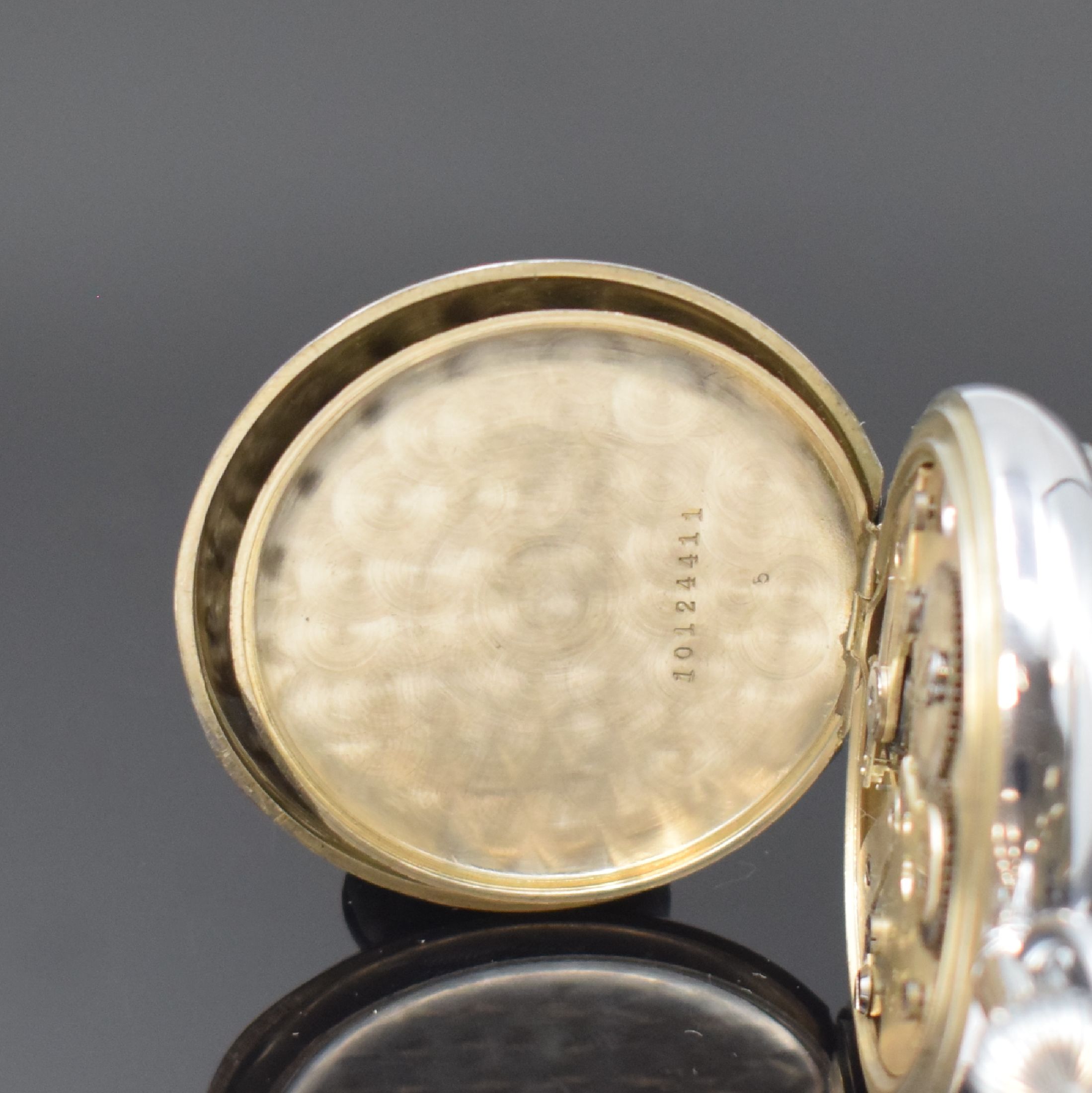 Detail d: OMEGA Stoppuhr im verchromten Gehäuse, Schweiz um 1940, Scharniergeh. m. aufgedr. Lünette, Emailzifferbl., 15-Min.-Zähler b. 12, gebl. orig. ...