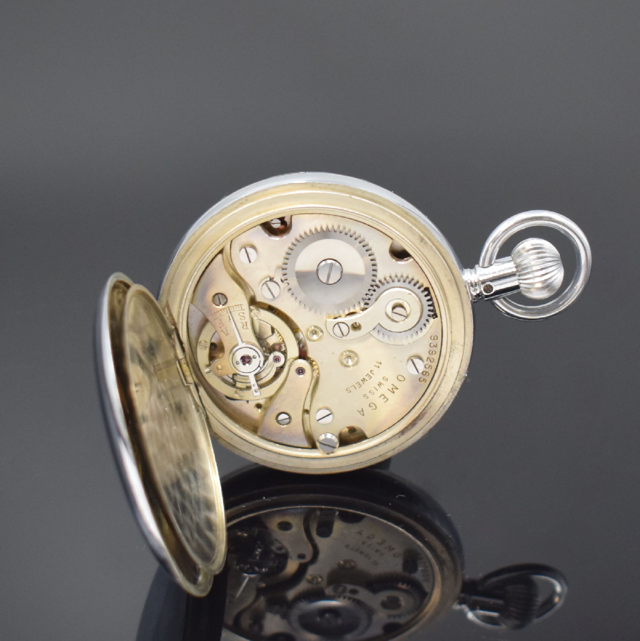 Detail e: OMEGA Stoppuhr im verchromten Gehäuse, Schweiz um 1940, Scharniergeh. m. aufgedr. Lünette, Emailzifferbl., 15-Min.-Zähler b. 12, gebl. orig. ...