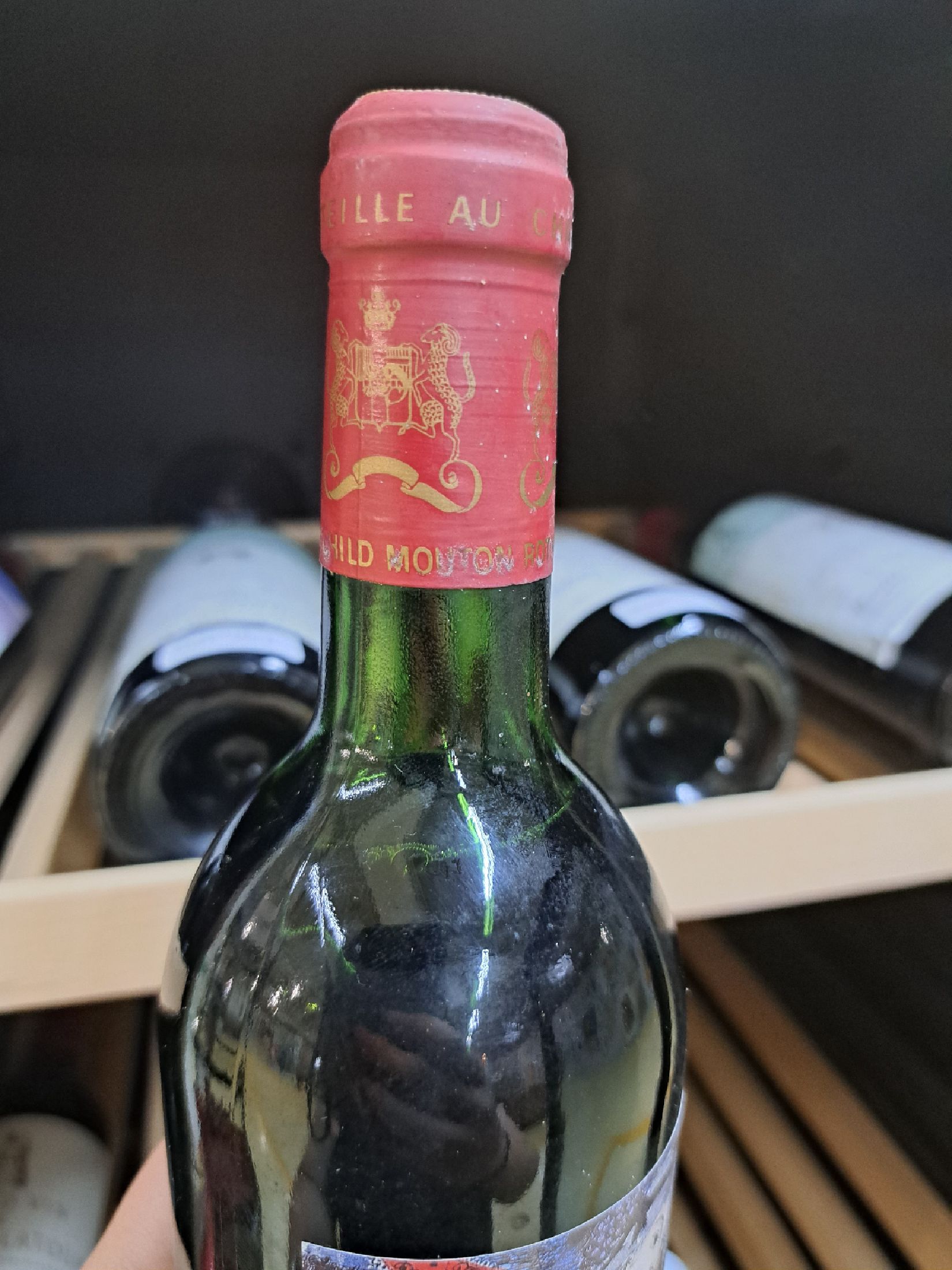 Detail b: 1 Flasche 1985 Chateau Mouton Rothschild, Pauillac, ca. 750ml, ca. 11,5% Vol., Künstleretikett nach Paul Delvaux, Upper Mid Shoulder, l. beschmutzt, ...