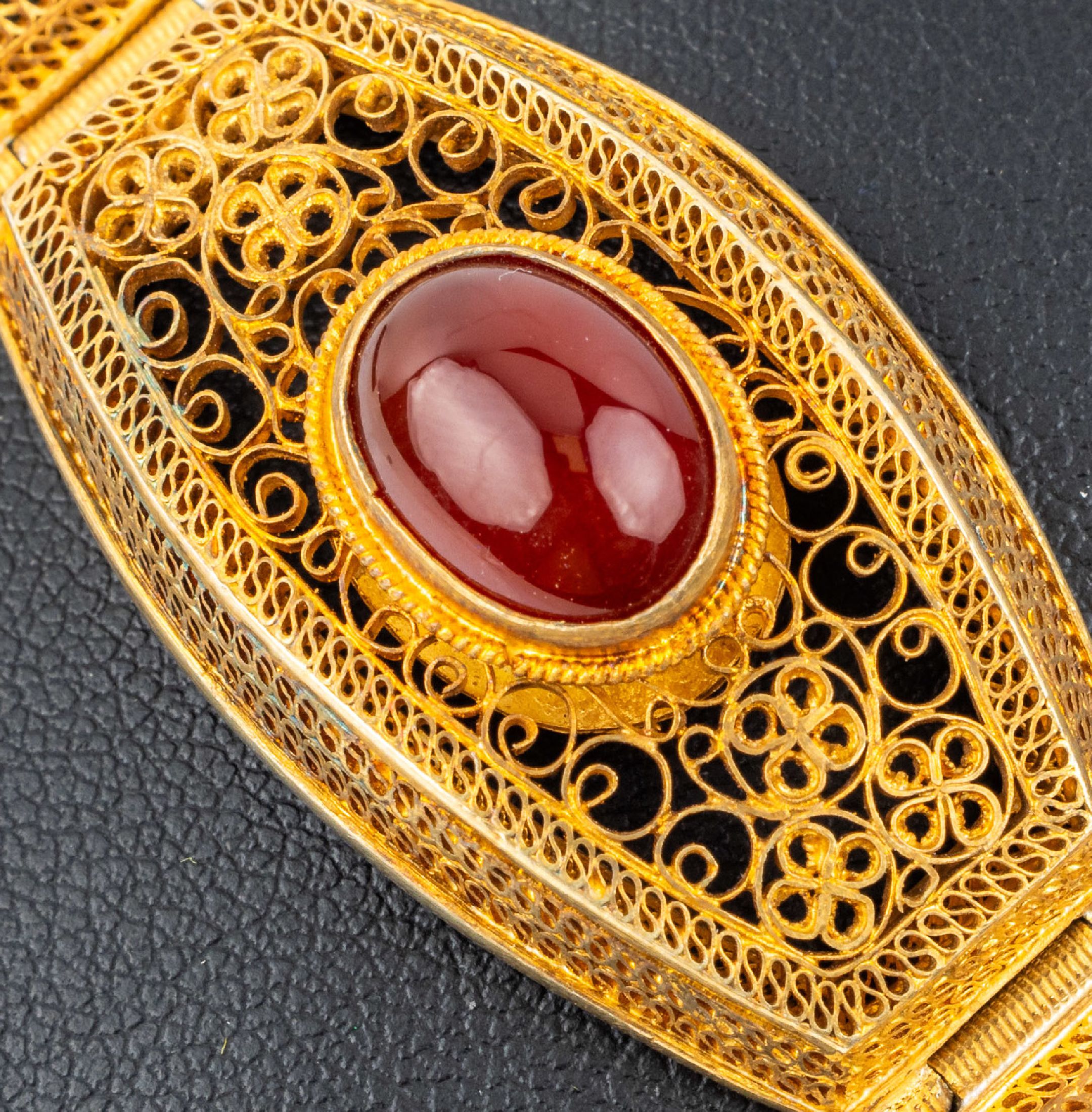 Detail a: Karneol-Armband, Silber verg., China 1950erJahre, 5 längliche Glieder mit ovalen Karneol -Cabochons, L. ca. 18 cm, Kastenschloss mit ...