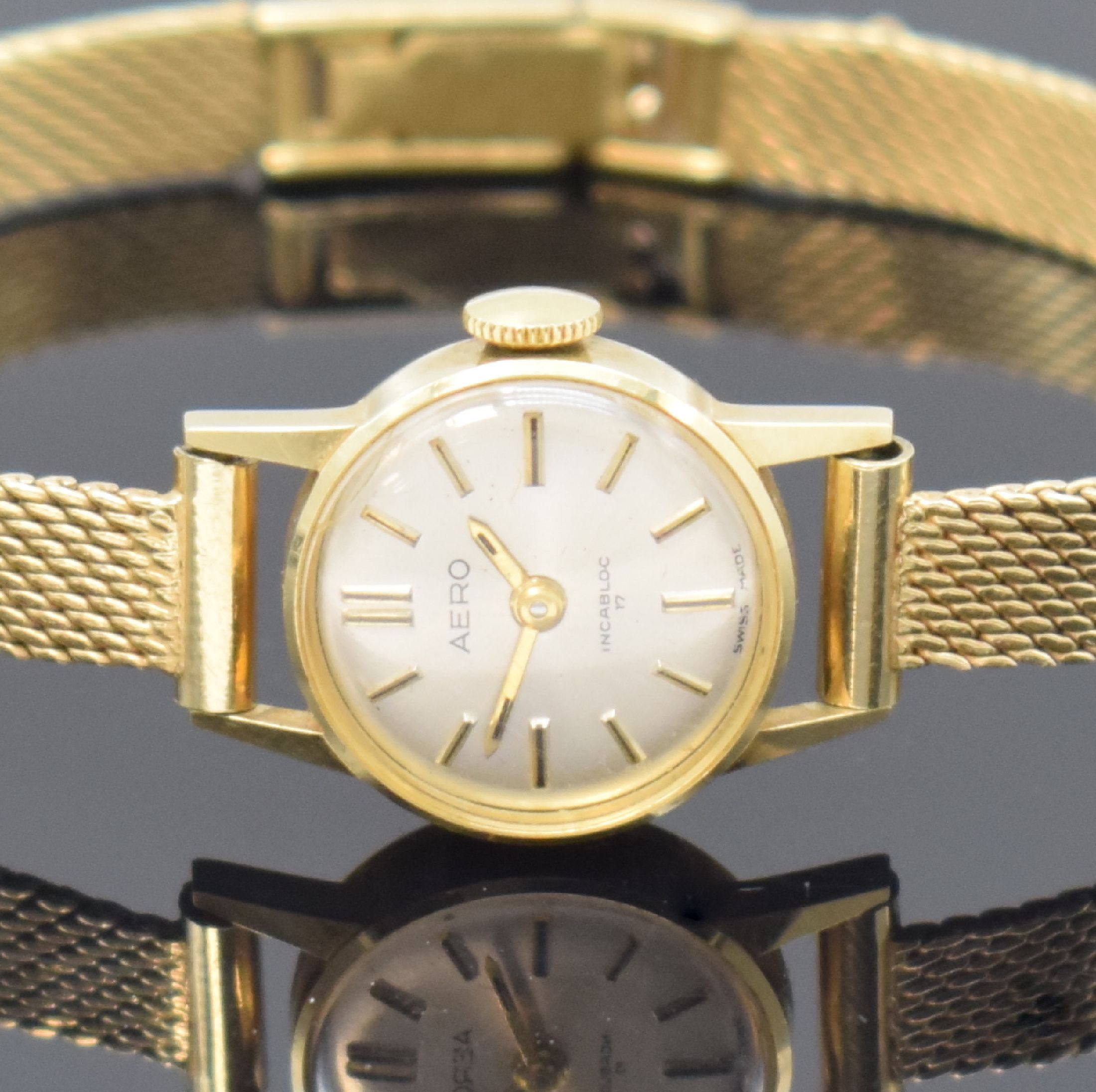 Detail a: AERO Damenarmbanduhr in GG 585/000, Schweiz um 1965, Handaufzug, gedr. Geh., abnehmbares Milanaiseband, silb. Zifferbl., gold. Indizes u. -zeiger, ...