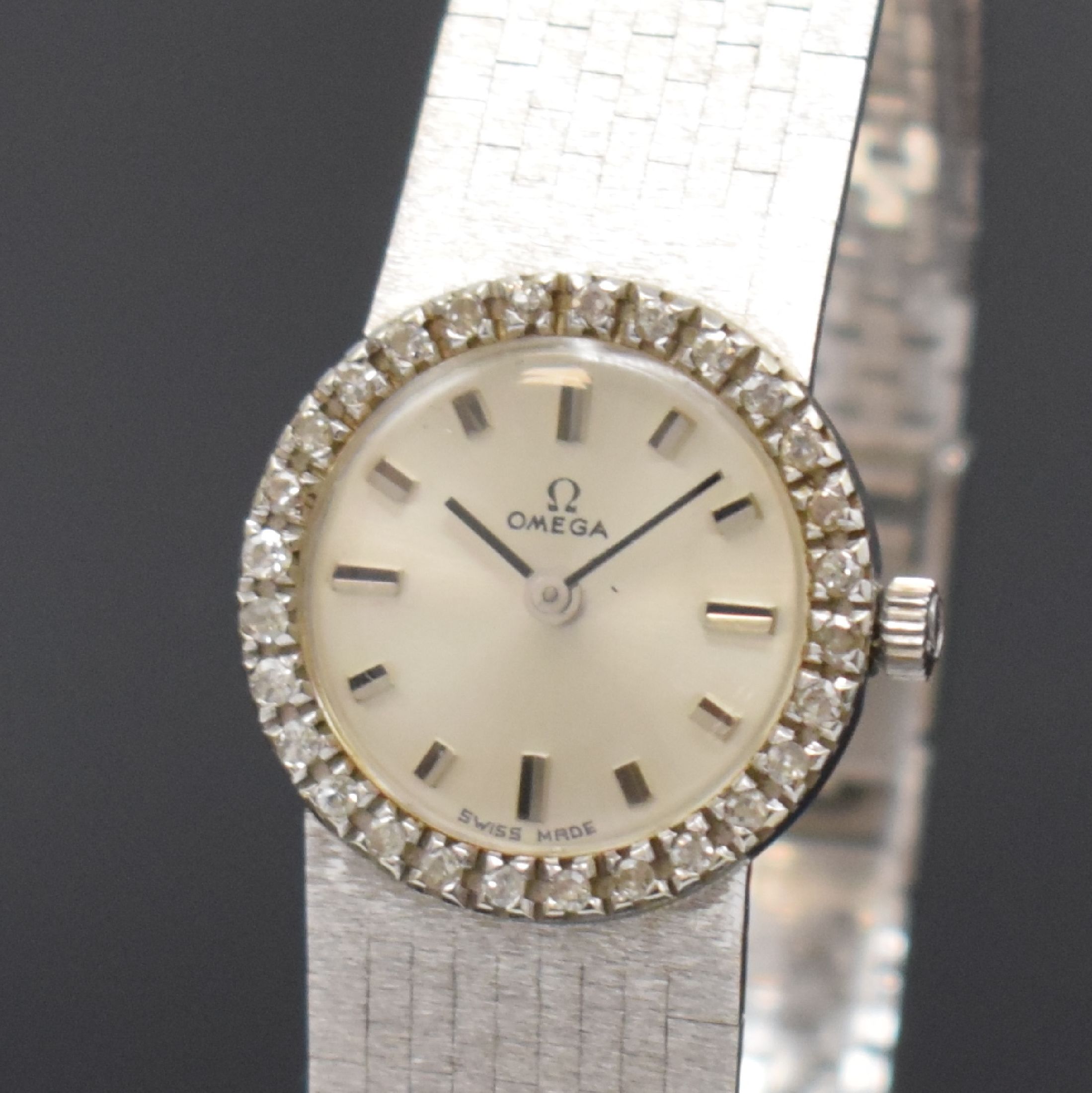 Detail a: OMEGA diamantbesetzte Damenarmbanduhr in WG 750/000, Schweiz/Deutschland um 1965, Handaufzug, neutrales Geh., anges. fein mattiertes Band, silb. ...