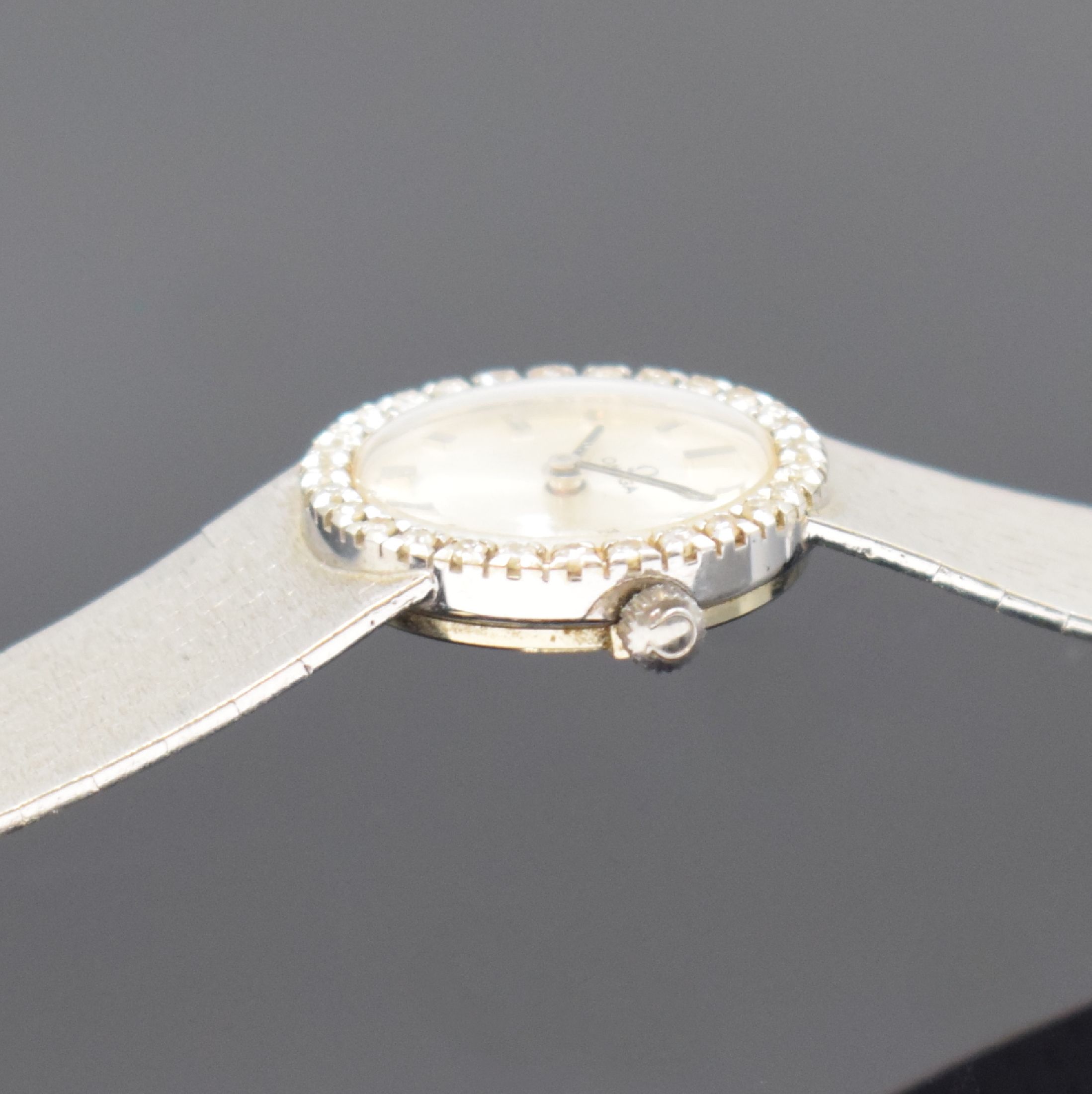 Detail b: OMEGA diamantbesetzte Damenarmbanduhr in WG 750/000, Schweiz/Deutschland um 1965, Handaufzug, neutrales Geh., anges. fein mattiertes Band, silb. ...