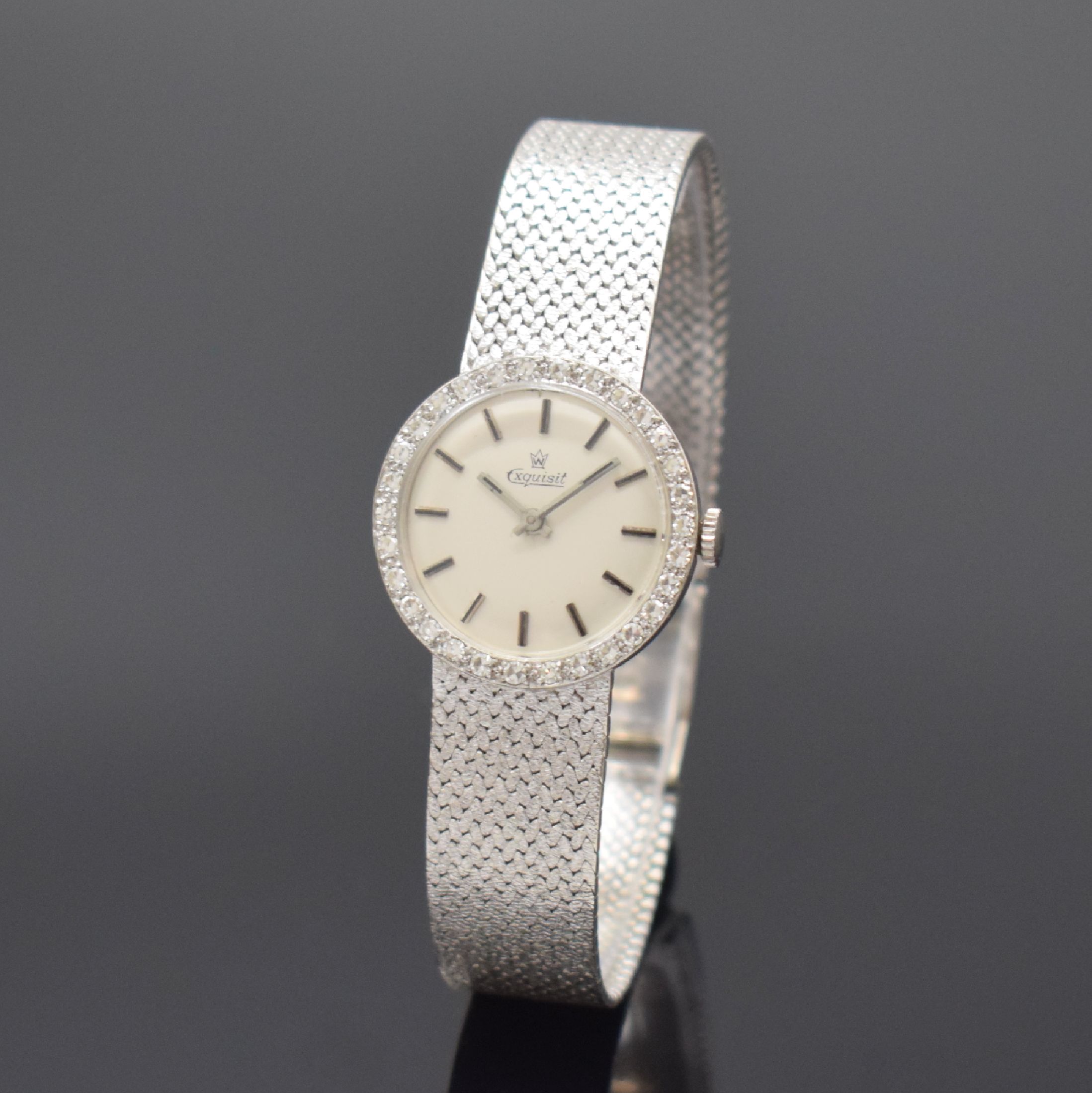 EXQUISIT diamantbesetzte Damenarmbanduhr in WG 585/000, Schweiz/Deutschland um 1965, Handaufzug, gedr. Geh., anges. Milanaiseband, silb. Zifferbl., ...