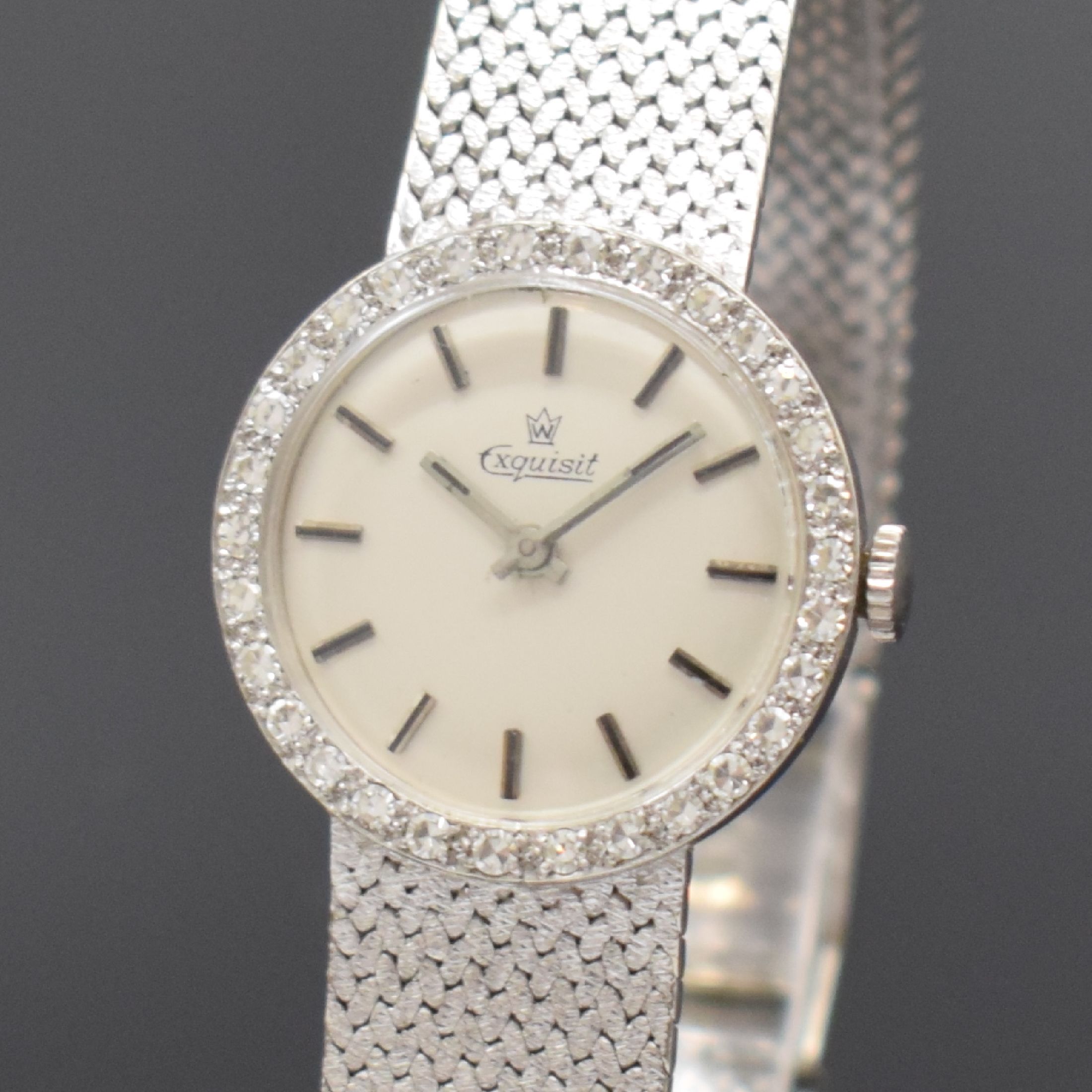 Detail a: EXQUISIT diamantbesetzte Damenarmbanduhr in WG 585/000, Schweiz/Deutschland um 1965, Handaufzug, gedr. Geh., anges. Milanaiseband, silb. Zifferbl., ...