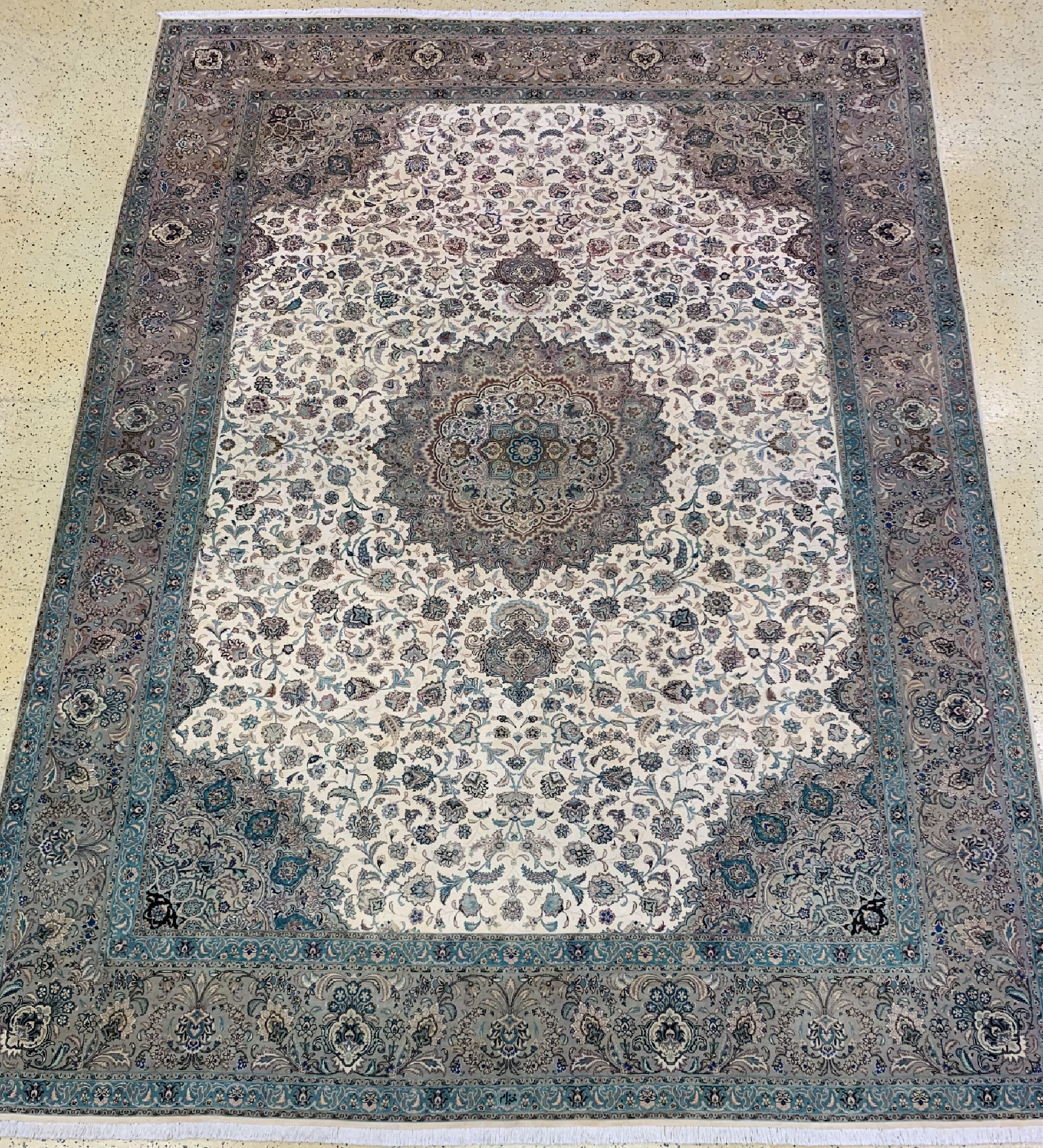 Täbriz fein(50 Raj) Persien, signiert(Khaiam), ca. 40 Jahre, Korkwolle auf Baumwolle, ca. 435 x 350 cm, gereinigt, EHZ: 1-2.