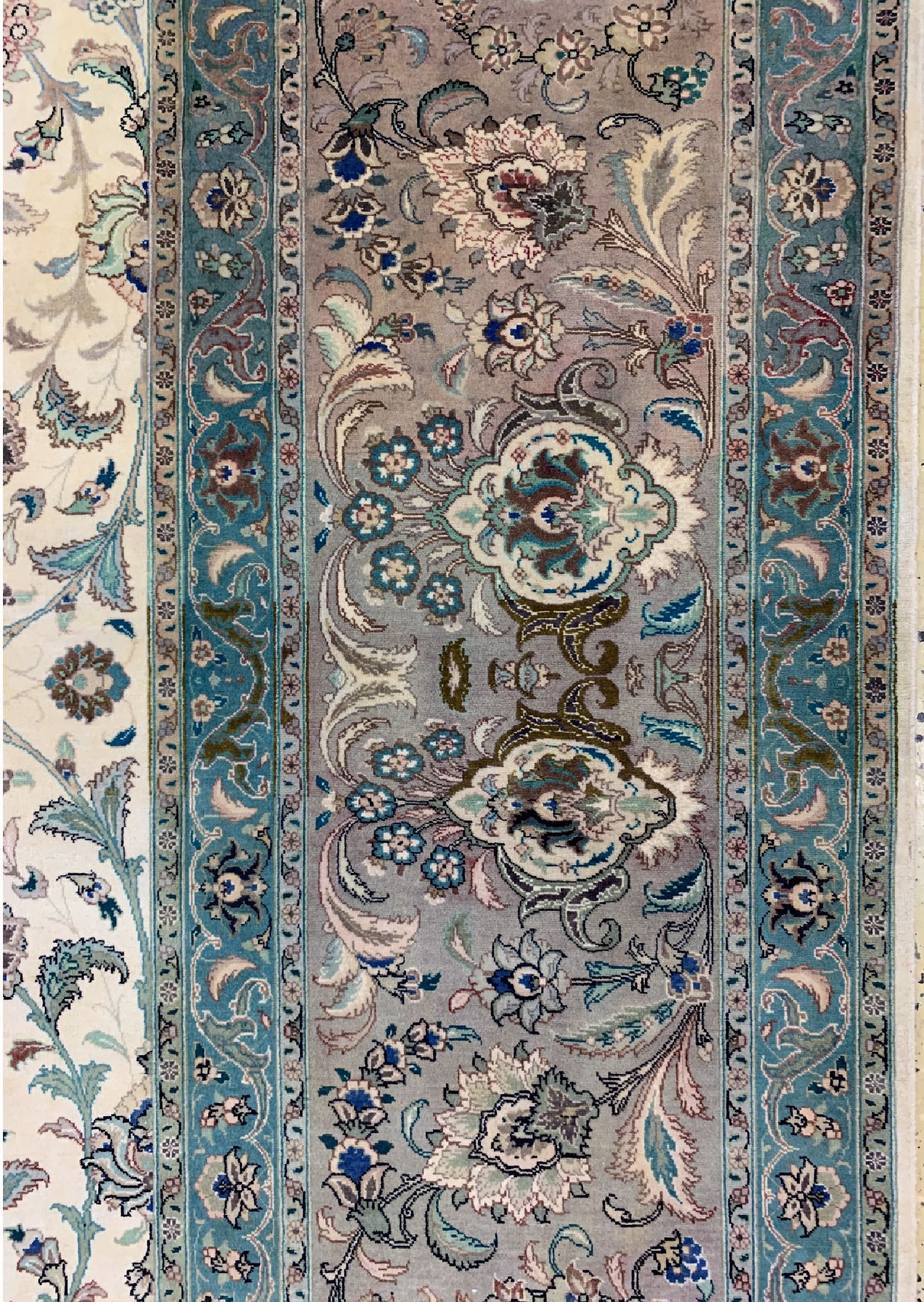 Detail a: Täbriz fein(50 Raj) Persien, signiert(Khaiam), ca. 40 Jahre, Korkwolle auf Baumwolle, ca. 435 x 350 cm, gereinigt, EHZ: 1-2.