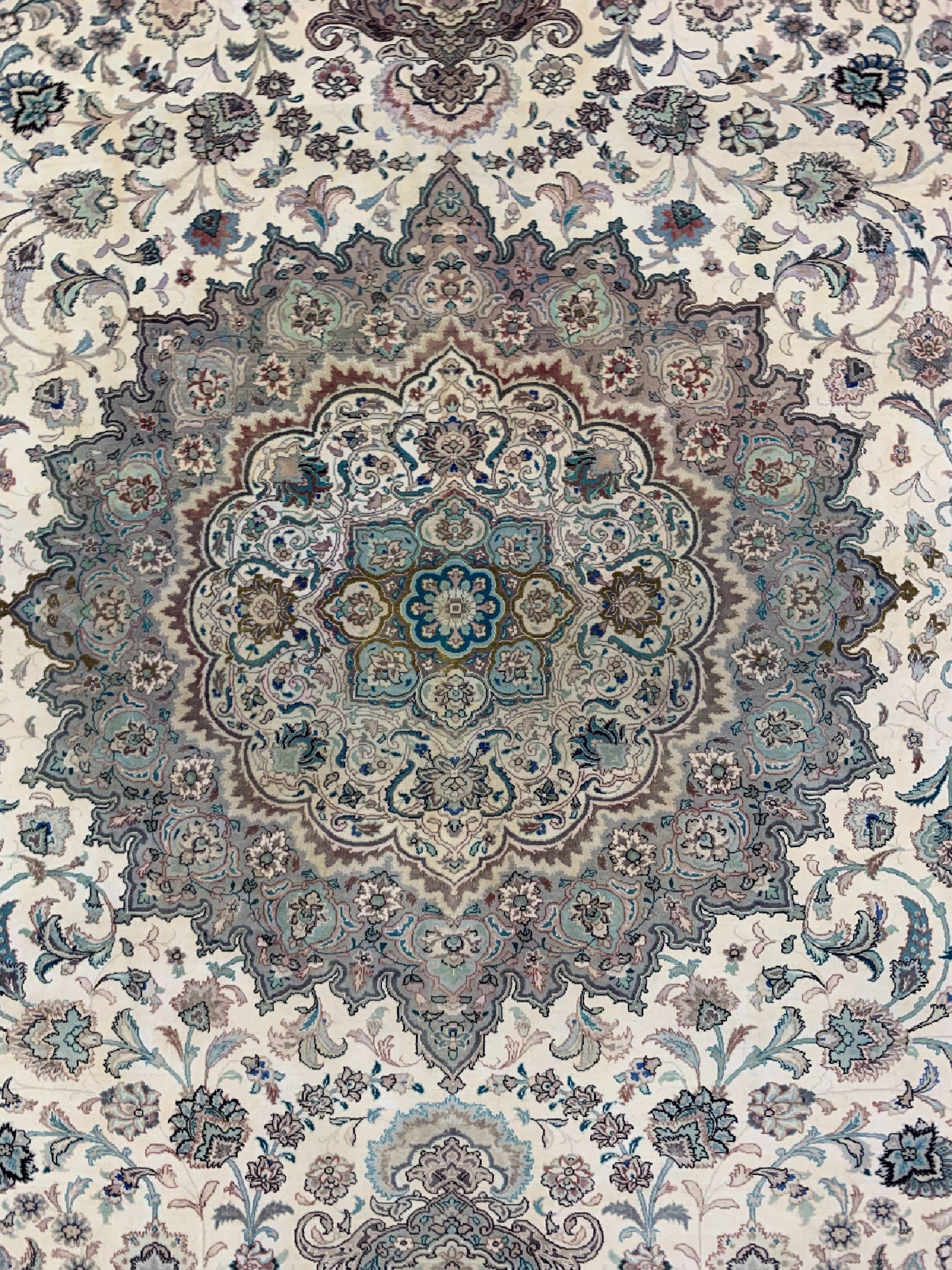 Detail b: Täbriz fein(50 Raj) Persien, signiert(Khaiam), ca. 40 Jahre, Korkwolle auf Baumwolle, ca. 435 x 350 cm, gereinigt, EHZ: 1-2.