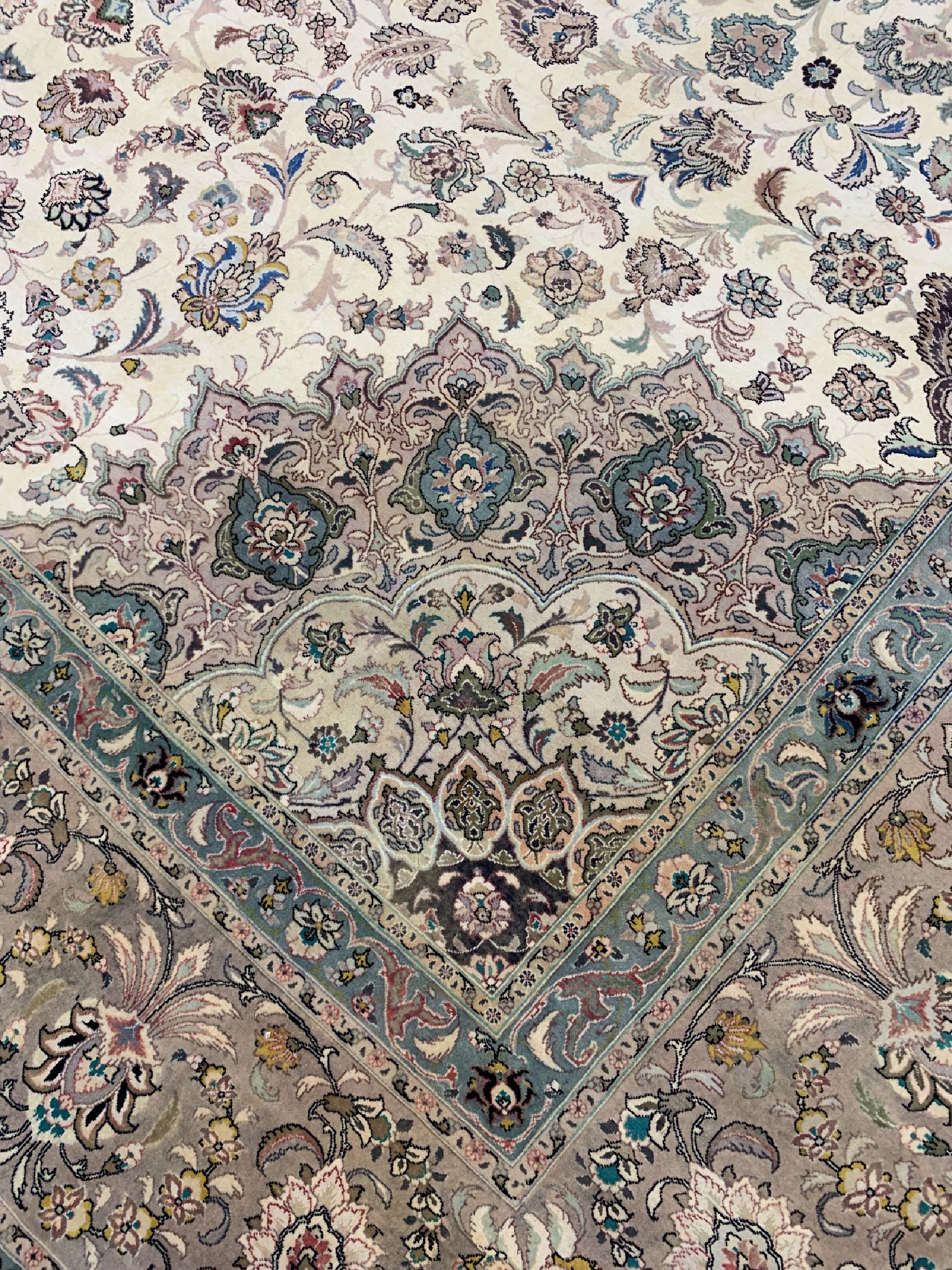 Detail c: Täbriz fein(50 Raj) Persien, signiert(Khaiam), ca. 40 Jahre, Korkwolle auf Baumwolle, ca. 435 x 350 cm, gereinigt, EHZ: 1-2.