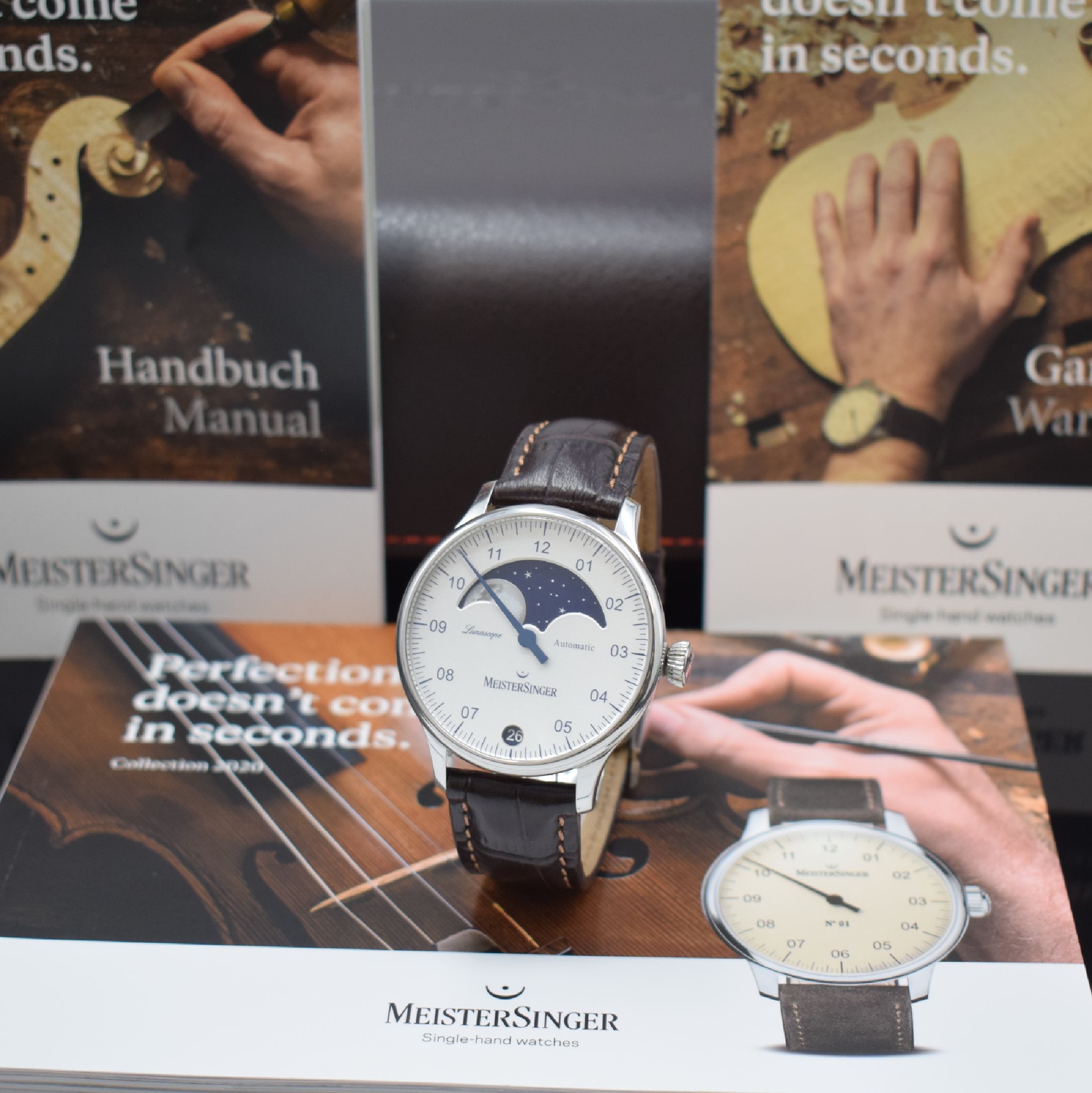 MEISTERSINGER Lunascope Herrenarmbanduhr mit Mondphase in Stahl, Schweiz um 2020, Automatik, beids. vergl. Geh., Boden 4-fach verschr., orig. ...