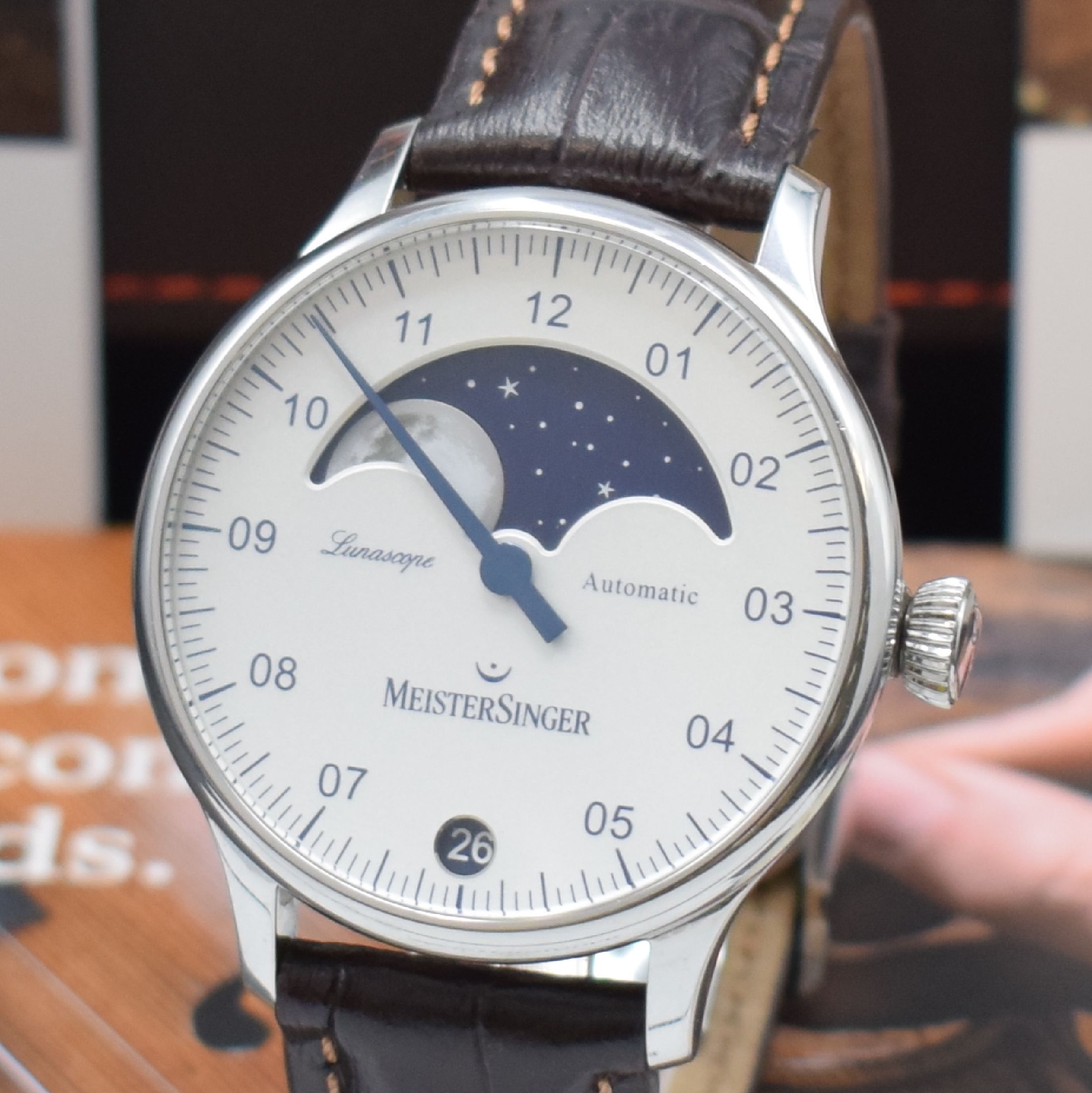 Detail a: MEISTERSINGER Lunascope Herrenarmbanduhr mit Mondphase in Stahl, Schweiz um 2020, Automatik, beids. vergl. Geh., Boden 4-fach verschr., orig. ...