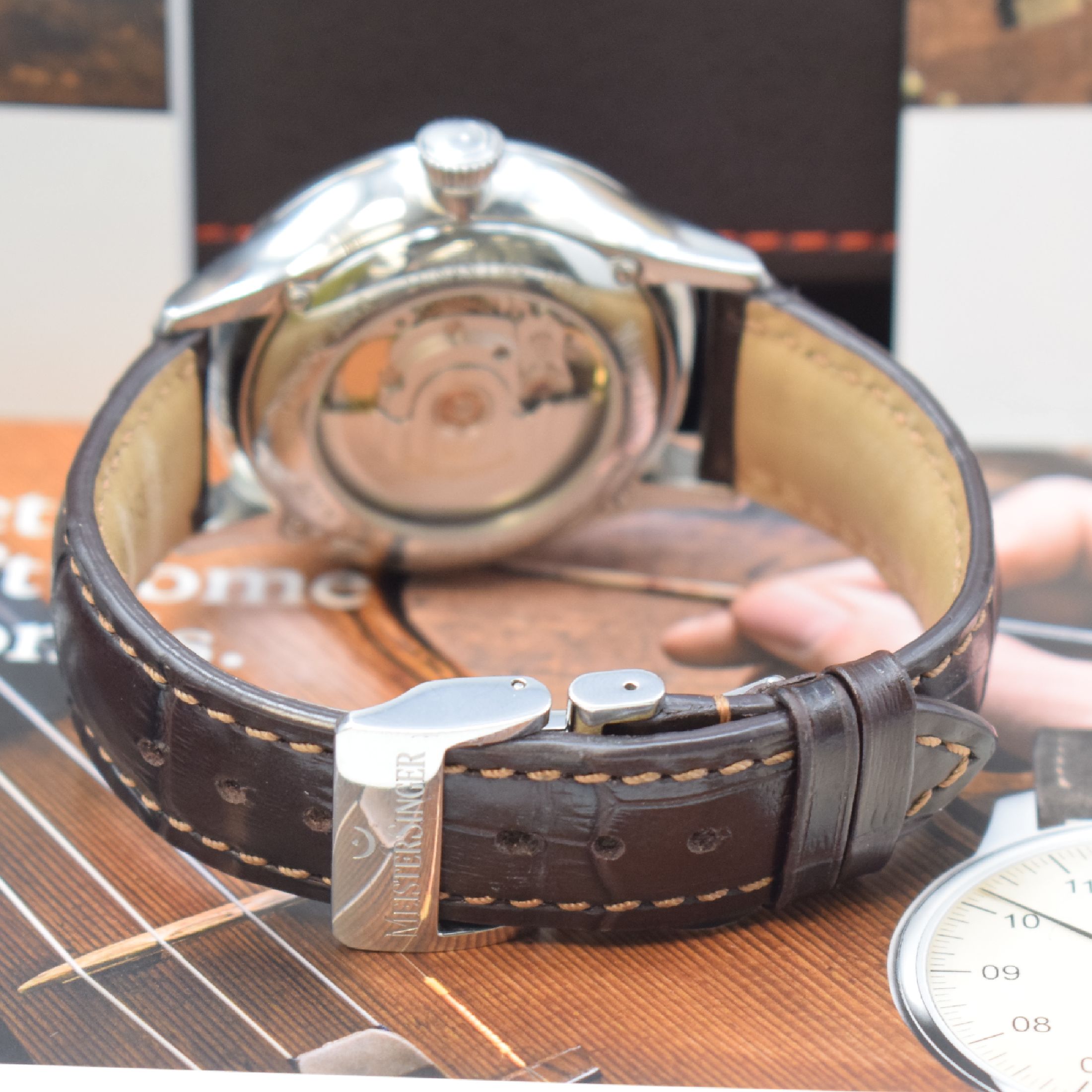 Detail b: MEISTERSINGER Lunascope Herrenarmbanduhr mit Mondphase in Stahl, Schweiz um 2020, Automatik, beids. vergl. Geh., Boden 4-fach verschr., orig. ...