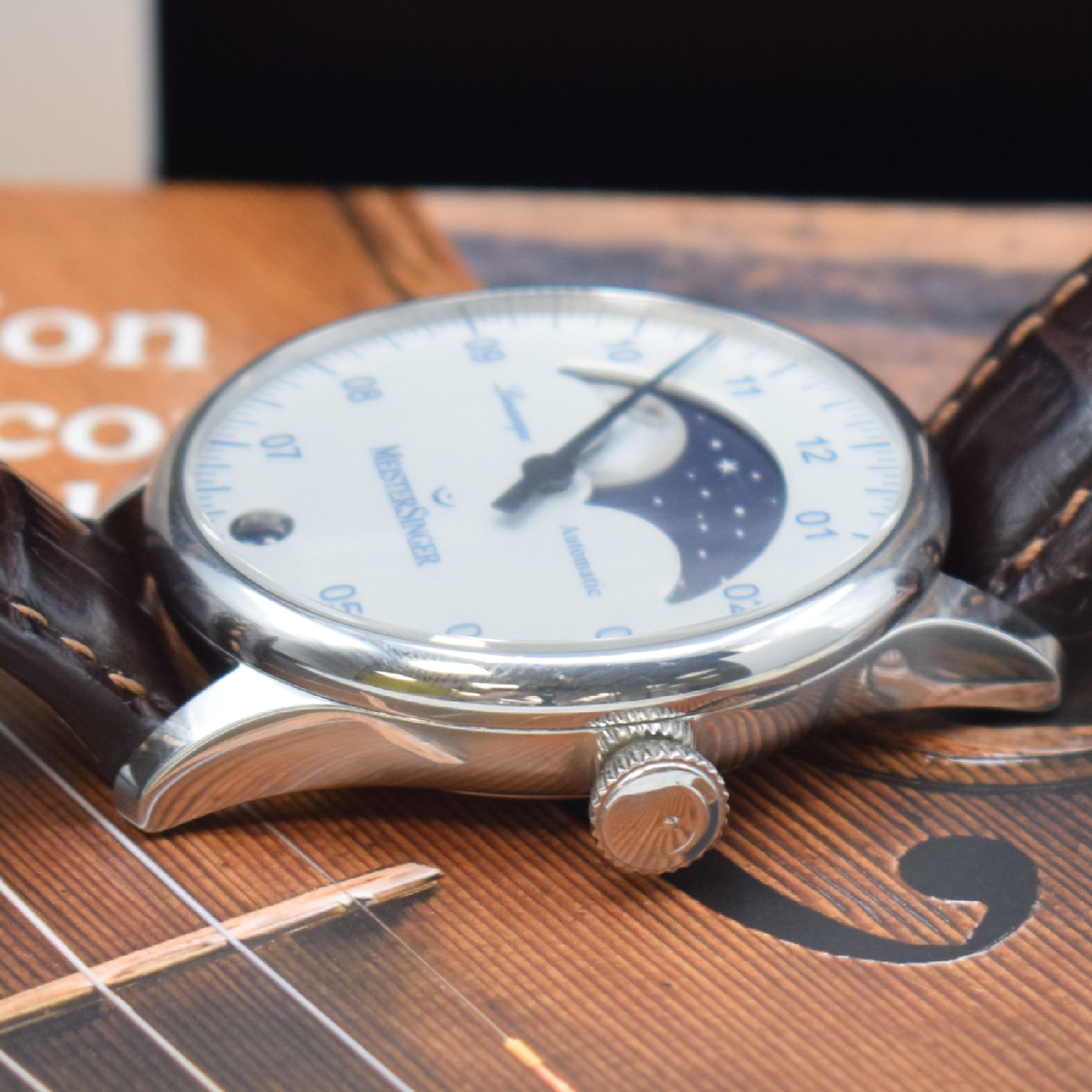 Detail c: MEISTERSINGER Lunascope Herrenarmbanduhr mit Mondphase in Stahl, Schweiz um 2020, Automatik, beids. vergl. Geh., Boden 4-fach verschr., orig. ...