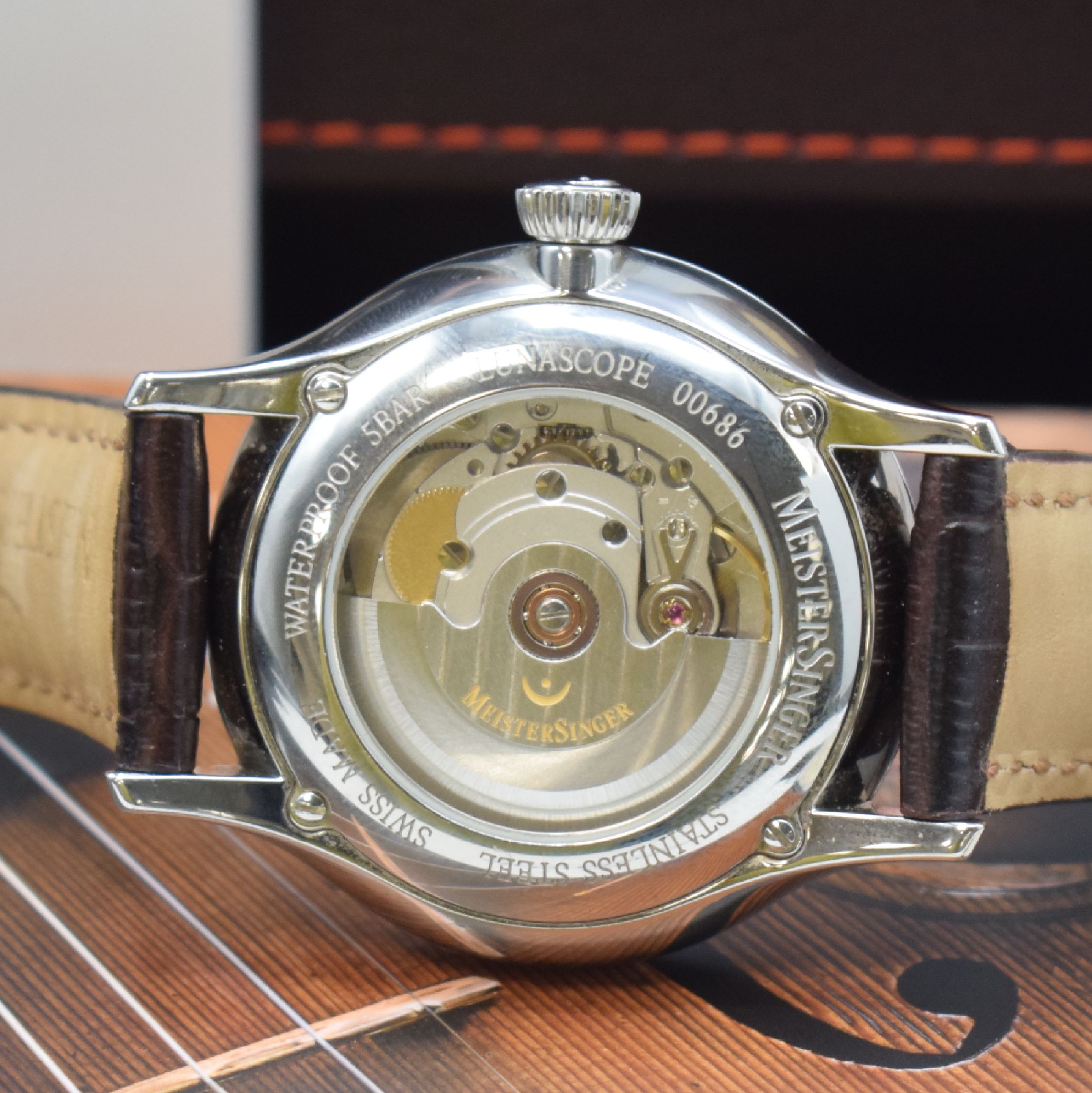 Detail d: MEISTERSINGER Lunascope Herrenarmbanduhr mit Mondphase in Stahl, Schweiz um 2020, Automatik, beids. vergl. Geh., Boden 4-fach verschr., orig. ...